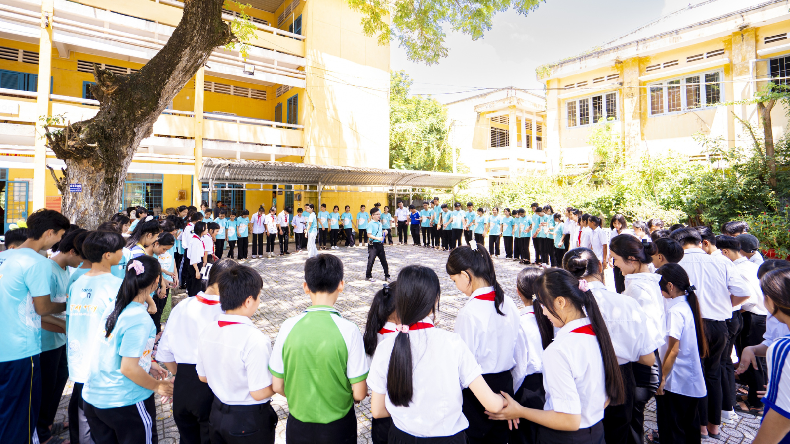 Học bổng "Tay cộng tay" thắp sáng ước mơ đến trường cho học sinh có hoàn cảnh khó khăn ở Đồng bằng sông Cửu Long.