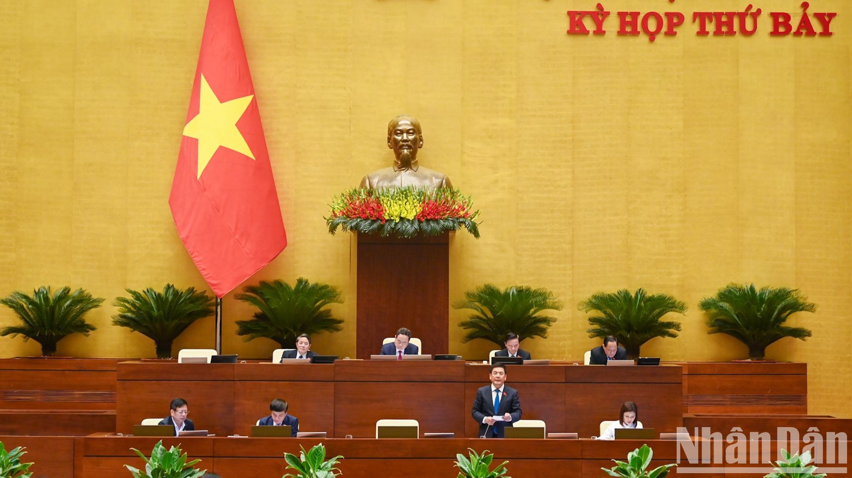 Bộ trưởng Công thương Nguyễn Hồng Diên trả lời chất vấn của các đại biểu Quốc hội.