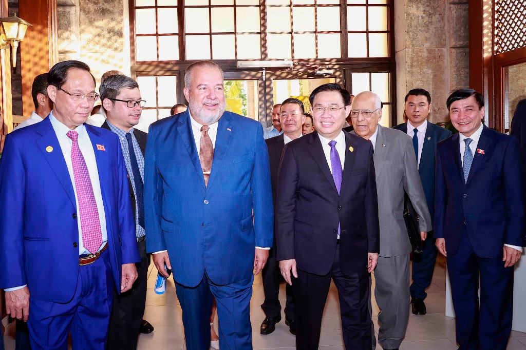 Chủ tịch Quốc hội Vương Đình Huệ và Thủ tướng Cộng hòa Cuba Manuel Marrero Cruz dự Diễn đàn thương mại và đầu tư Việt Nam-Cuba. (Ảnh: DOÃN TẤN)