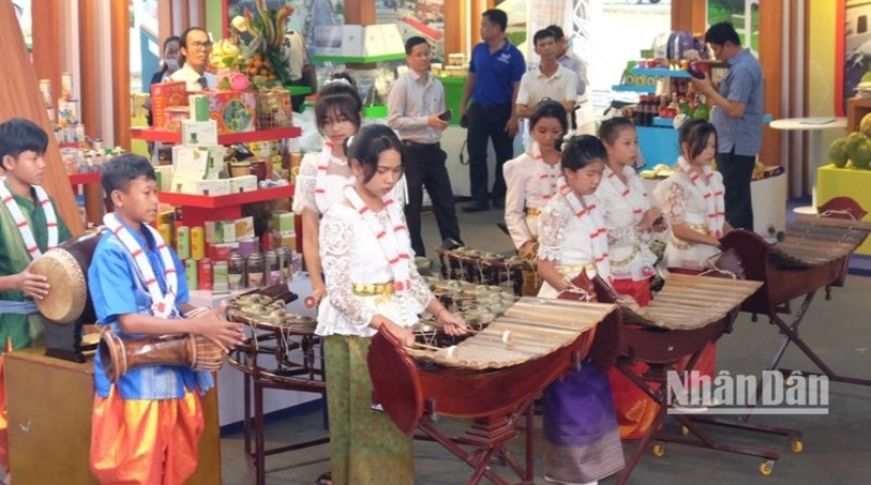 Các em Trường trung học phổ thông Dân tộc nội trú tỉnh Bình Phước biểu diễn nhạc cụ dân tộc.