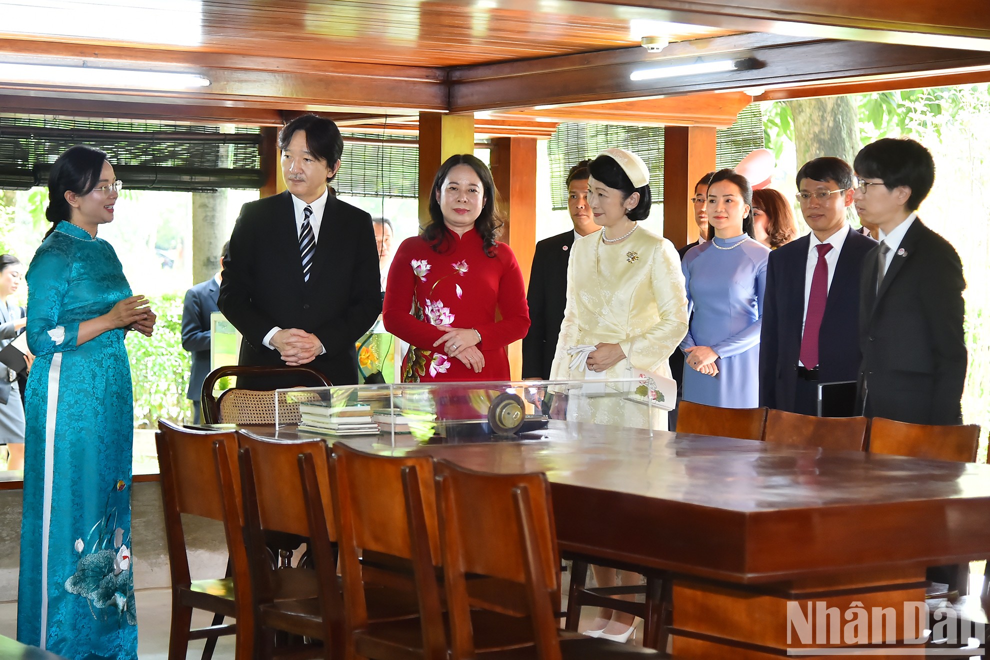 [Ảnh] Hoàng Thái tử Nhật Bản Akishino tham quan Khu di tích Chủ tịch Hồ Chí Minh