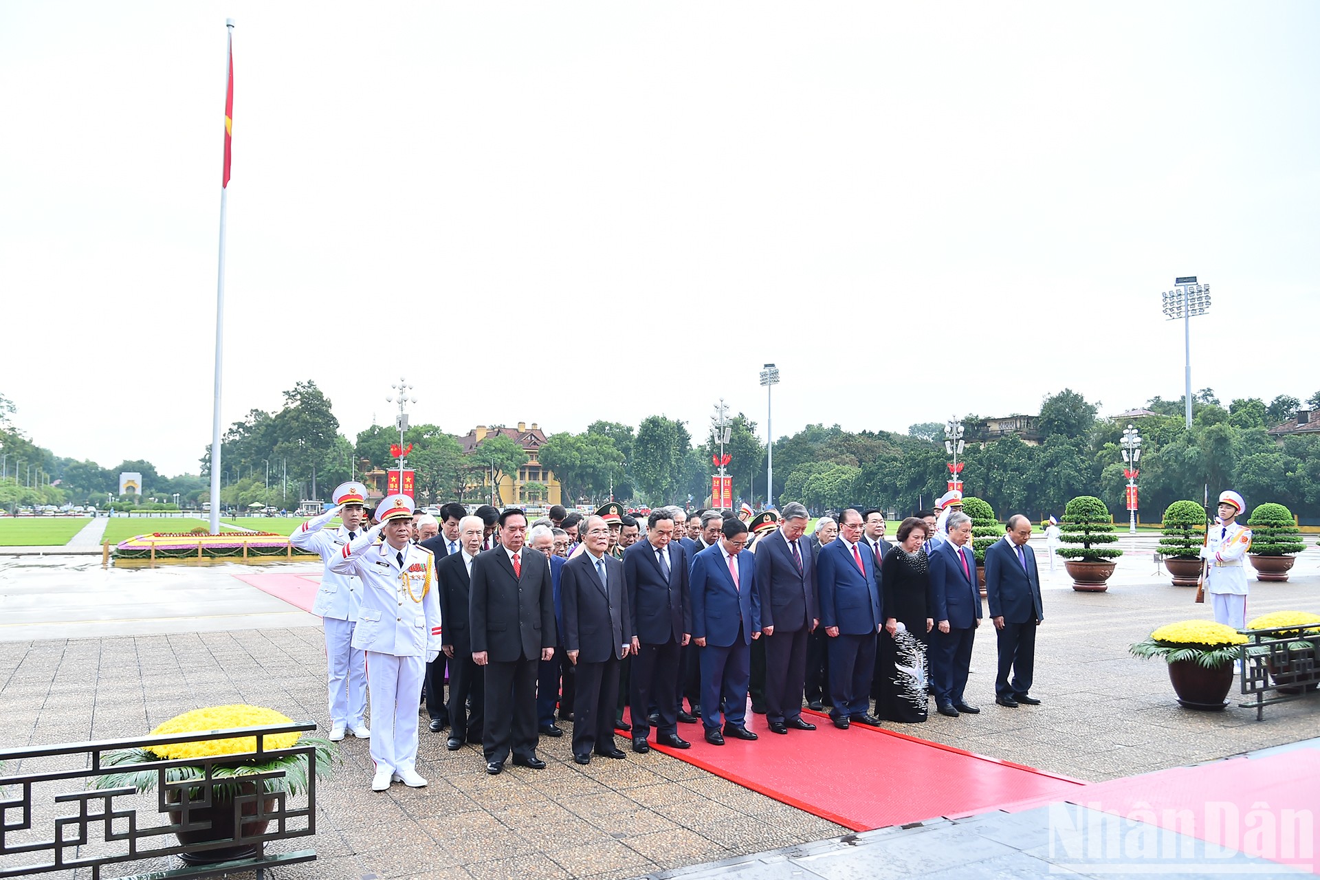 Các đồng chí lãnh đạo, nguyên lãnh đạo Đảng, Nhà nước thành kính tưởng nhớ công lao to lớn của Chủ tịch Hồ Chí Minh.