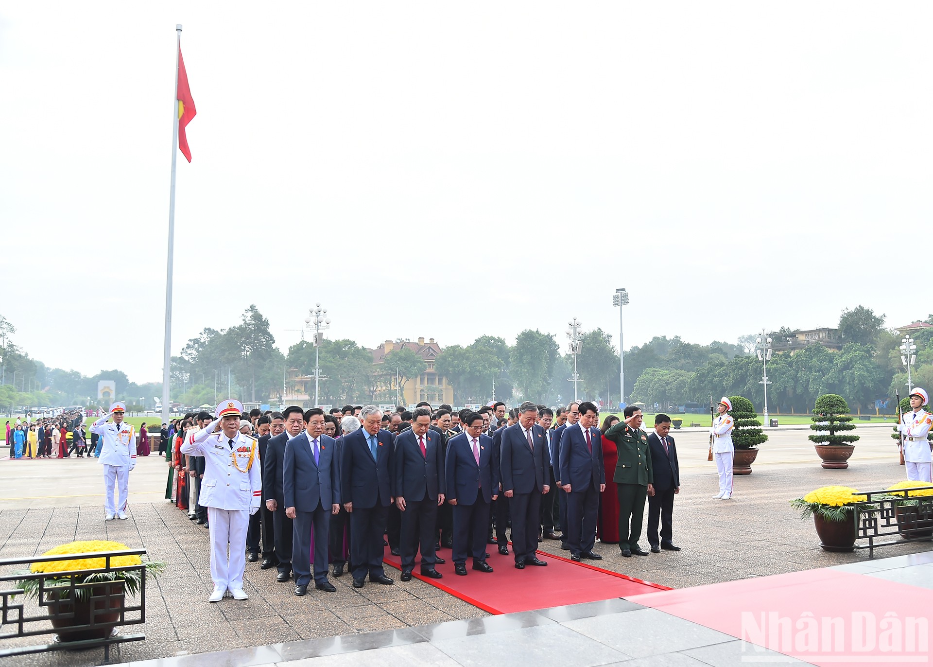 Tổng Bí thư, Chủ tịch nước Tô Lâm; Thủ tướng Phạm Minh Chính; Chủ tịch Quốc hội Trần Thanh Mẫn; Thường trực Ban Bí thư Lương Cường cùng các đồng chí lãnh đạo Đảng, Nhà nước, đại biểu Quốc hội thành kính tưởng nhớ Chủ tịch Hồ Chí Minh.