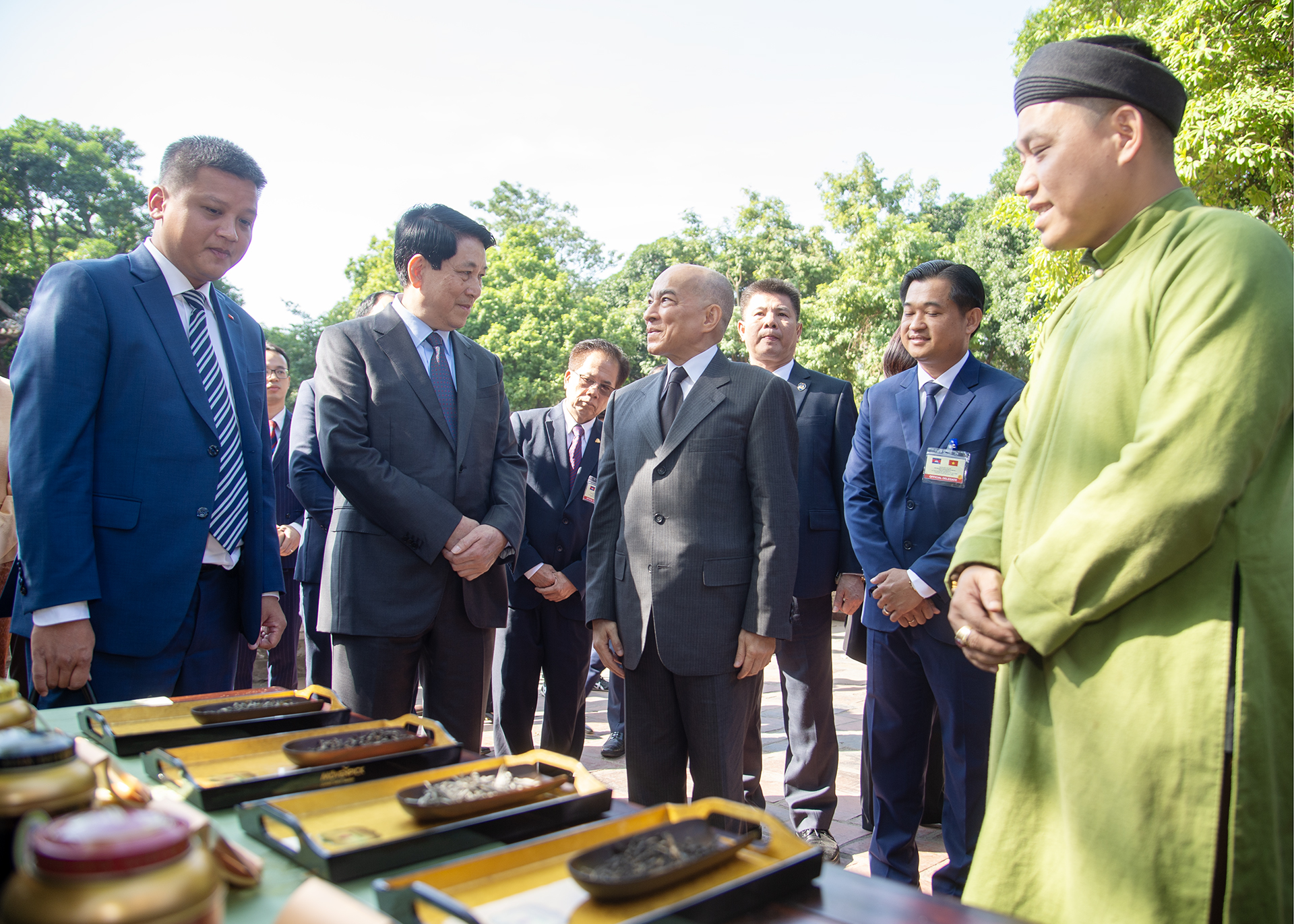 Chủ tịch nước Lương Cường và Quốc vương Campuchia Norodom Sihamoni nghe giới thiệu về các loại trà quý của Việt Nam. 