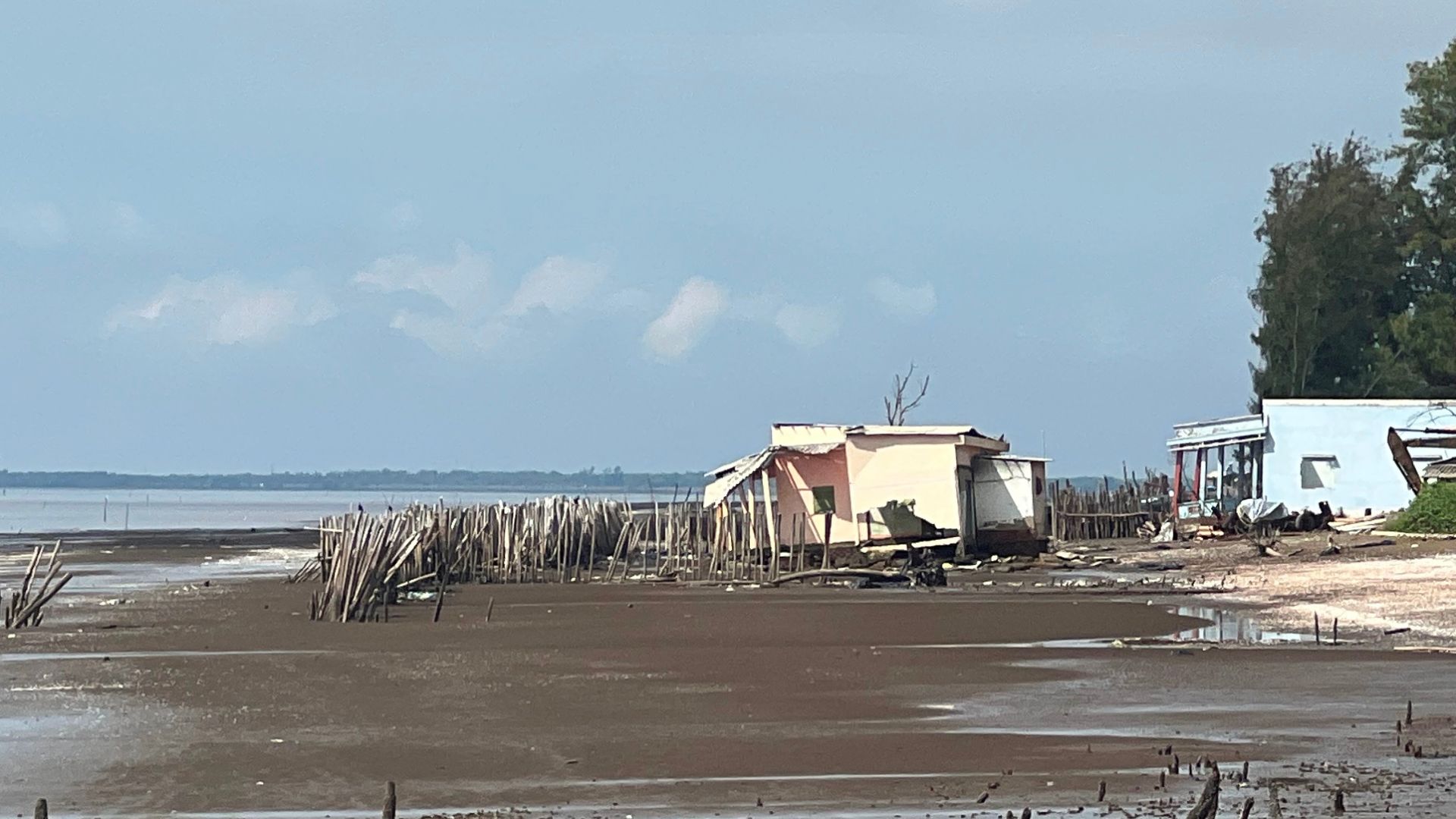 Sạt lở bờ biển tại xã Bảo Thuận (huyện Ba Tri, tỉnh Bến Tre) làm mất đất, nhà ở của người dân.