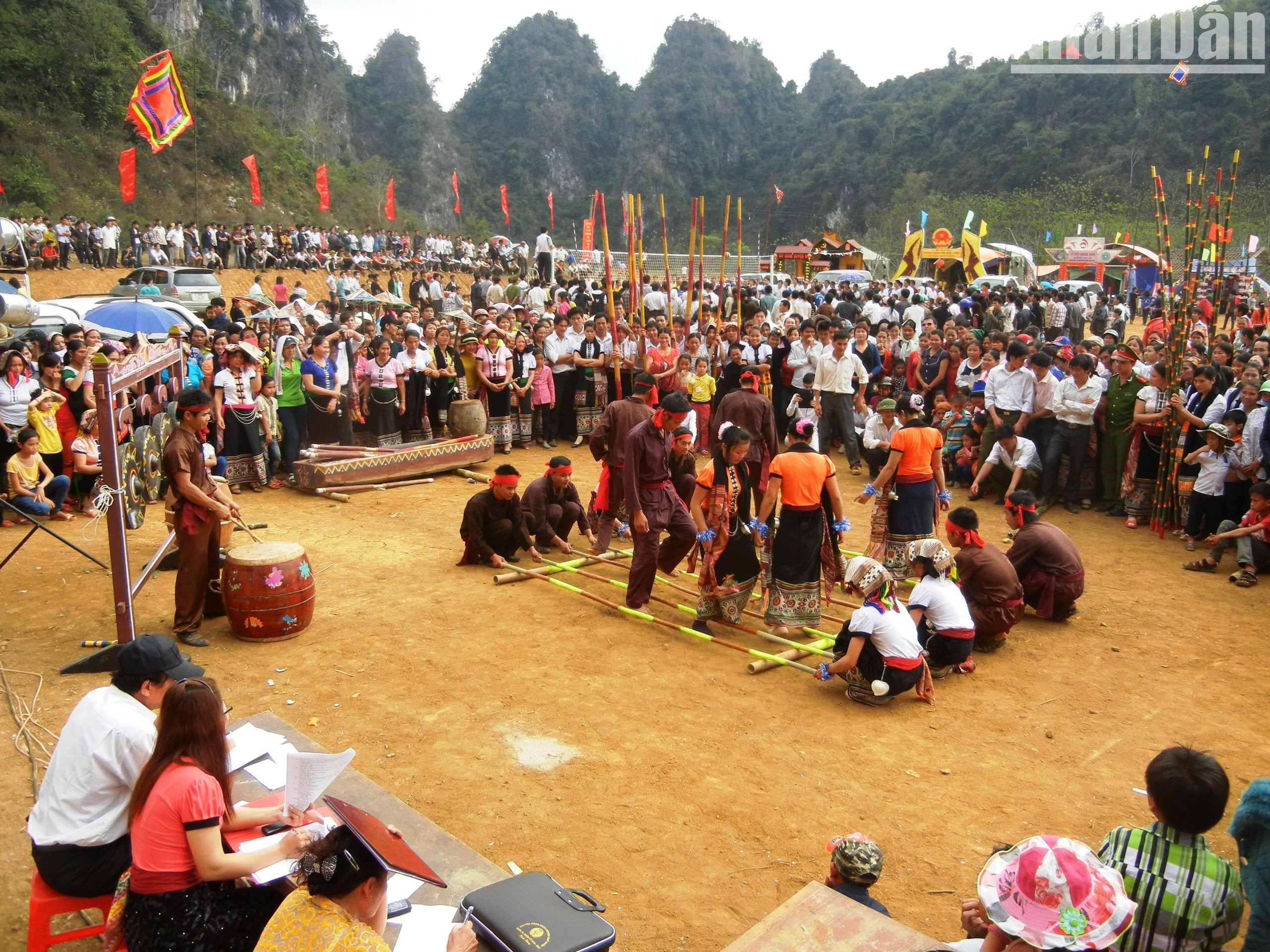 Lễ hội hang Bua ở Quỳ Châu (Nghệ An).