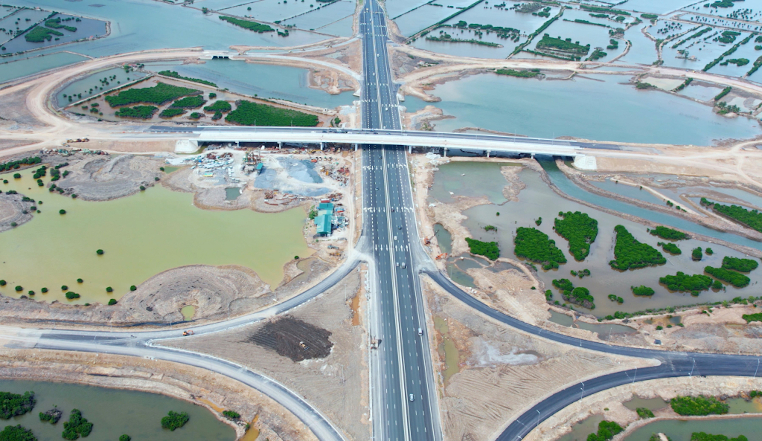 Nút giao Km6+700 đường cao tốc Hạ Long-Hải Phòng thuộc dự án đường nối từ đường cao tốc Hạ Long-Hải Phòng đến đường tỉnh 338 giai đoạn 1. 