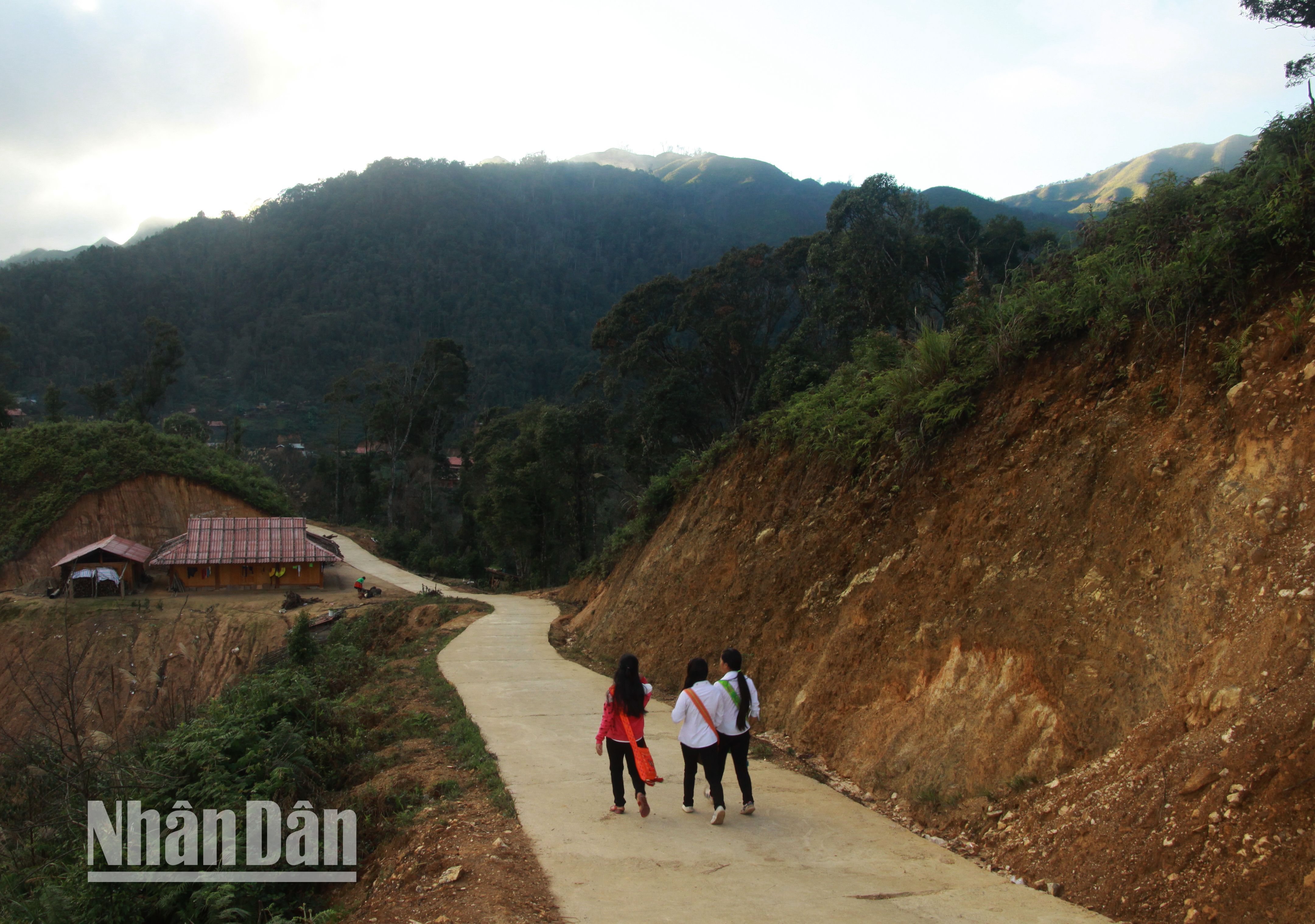 Tuyến đường từ trung tâm xã Háng Đồng đến các bản đã được bê-tông.