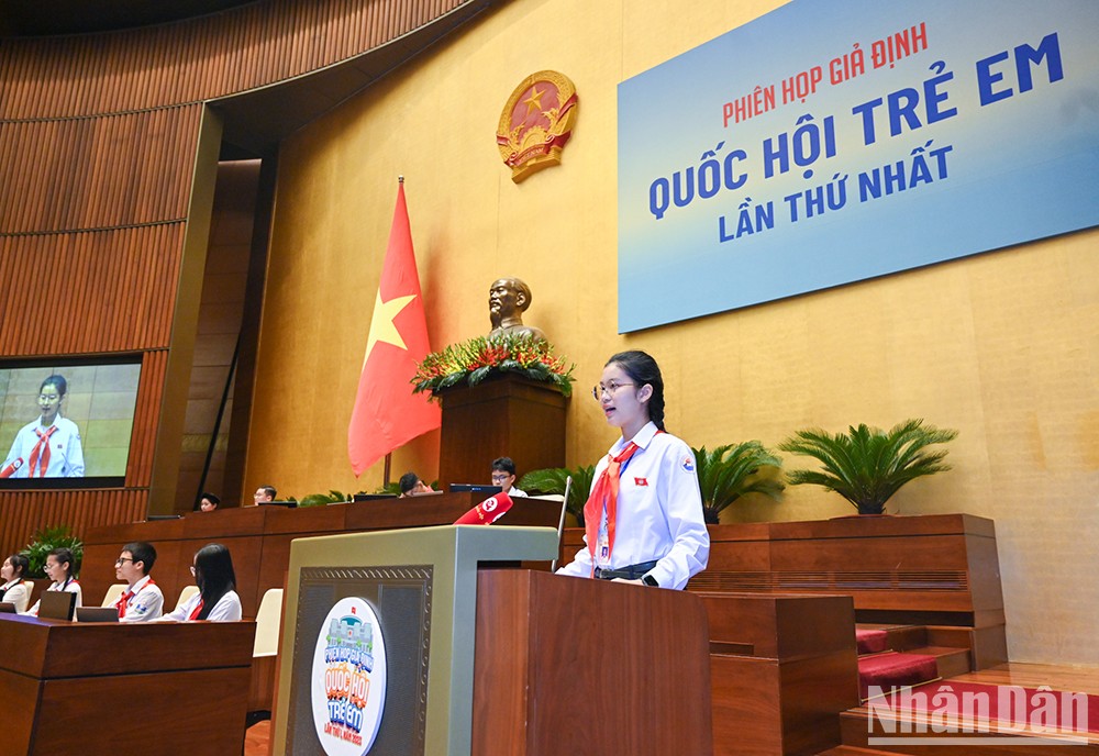 Chủ tịch Quốc hội trẻ em Đặng Cát Tiên phát biểu khai mạc phiên họp.