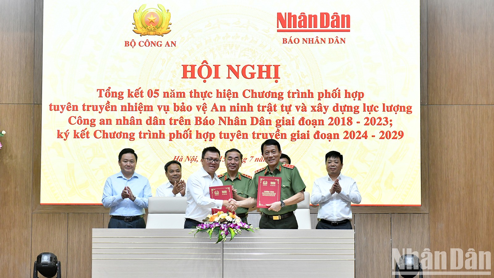 Lễ ký Chương trình phối hợp tuyên truyền nhiệm vụ bảo vệ an ninh trật tự và xây dựng lực lượng Công an nhân dân trên Báo Nhân Dân giai đoạn 2024–2029. 