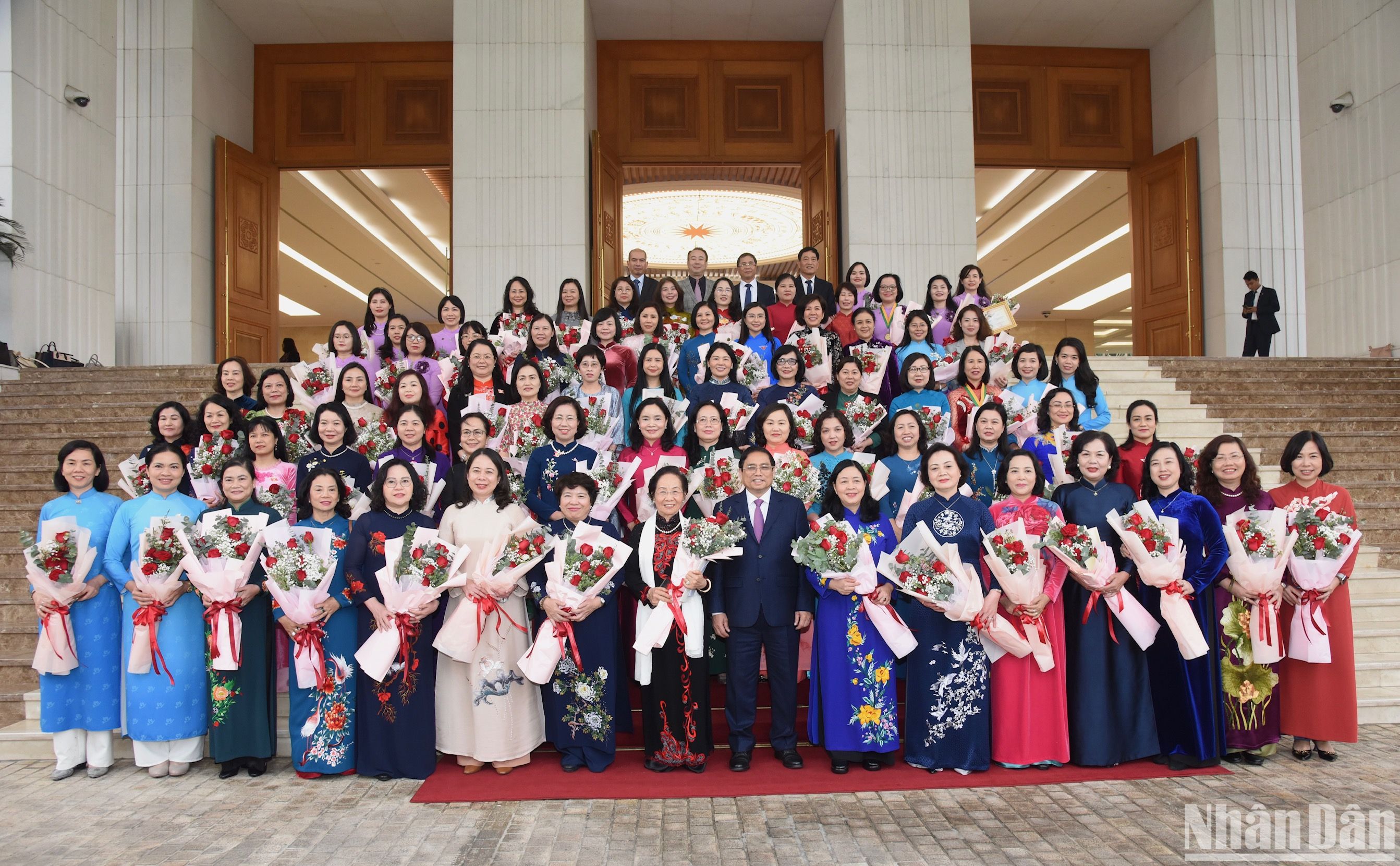Thủ tướng Phạm Minh Chính chụp ảnh lưu niệm với các nữ đại biểu. (Ảnh: TRẦN HẢI)