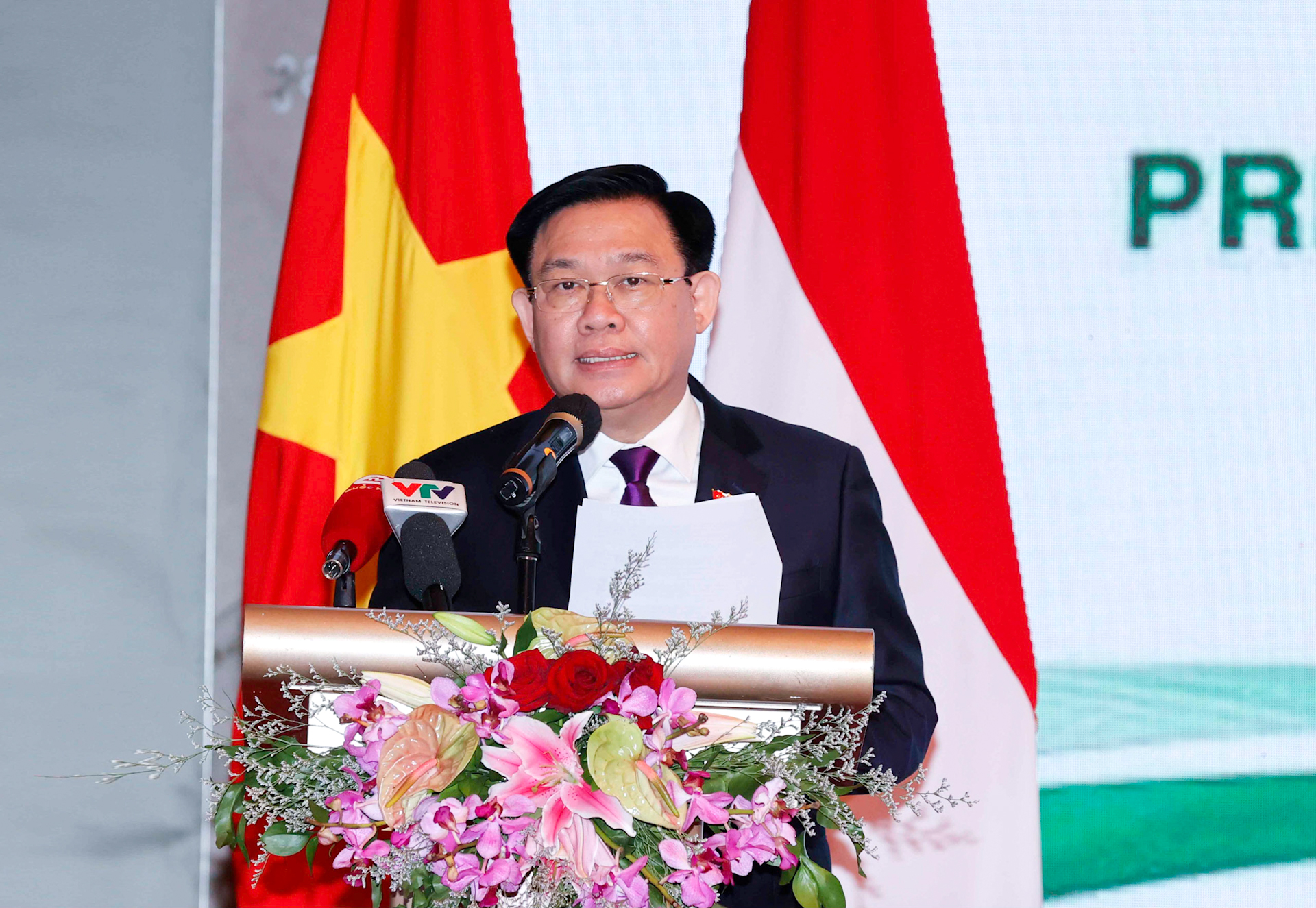 Chủ tịch Quốc hội Vương Đình Huệ phát biểu tại Diễn đàn chính sách, pháp luật, thúc đẩy hợp tác kinh tế, thương mại, đầu tư Việt Nam-Indonesia. (Ảnh: Doãn Tấn)