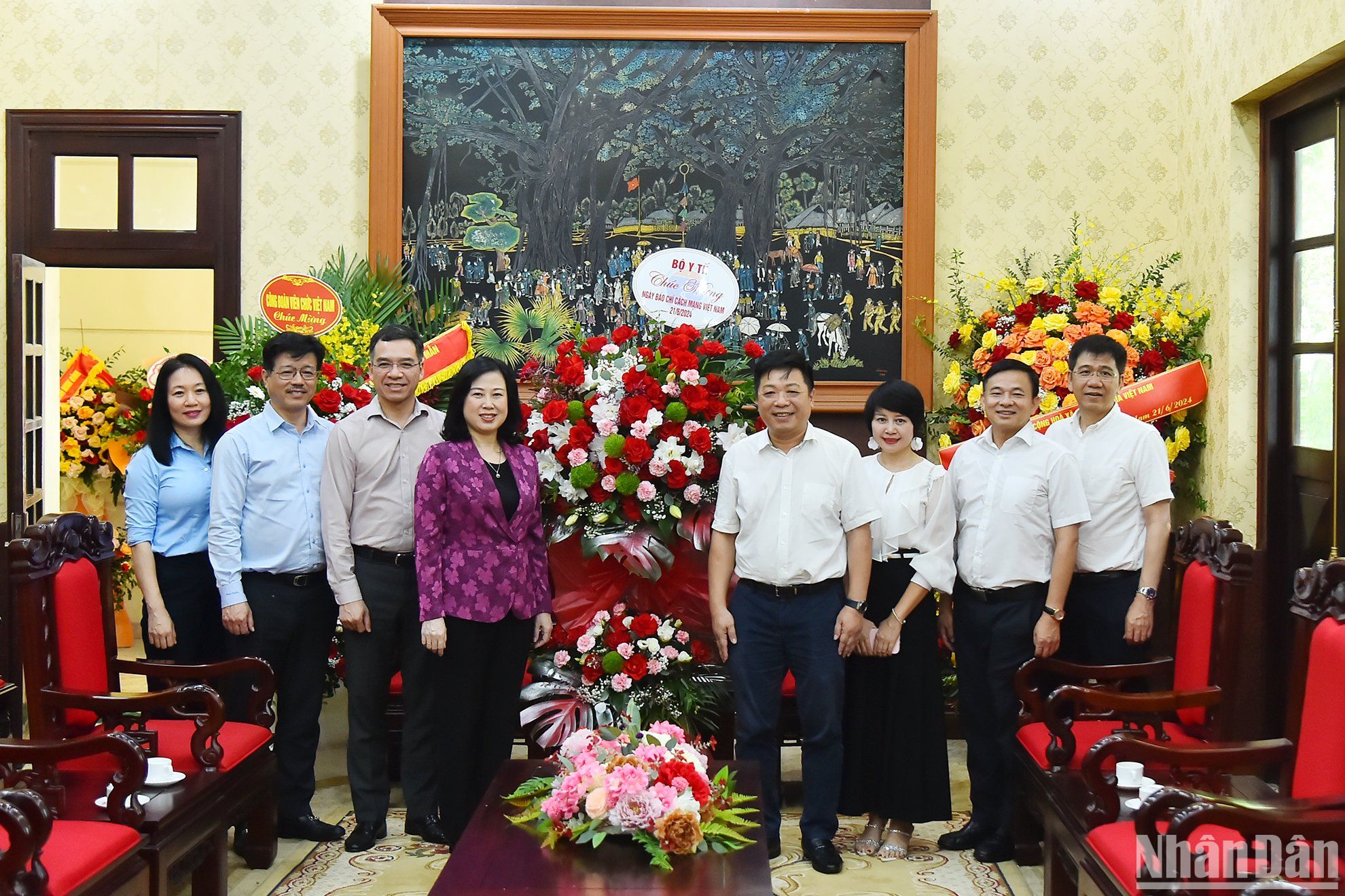Bộ trưởng Y tế Đào Hồng Lan tặng hoa chúc mừng Báo Nhân Dân nhân dịp kỷ niệm 99 năm Ngày Báo chí cách mạng Việt Nam. (Ảnh: THỦY NGUYÊN)