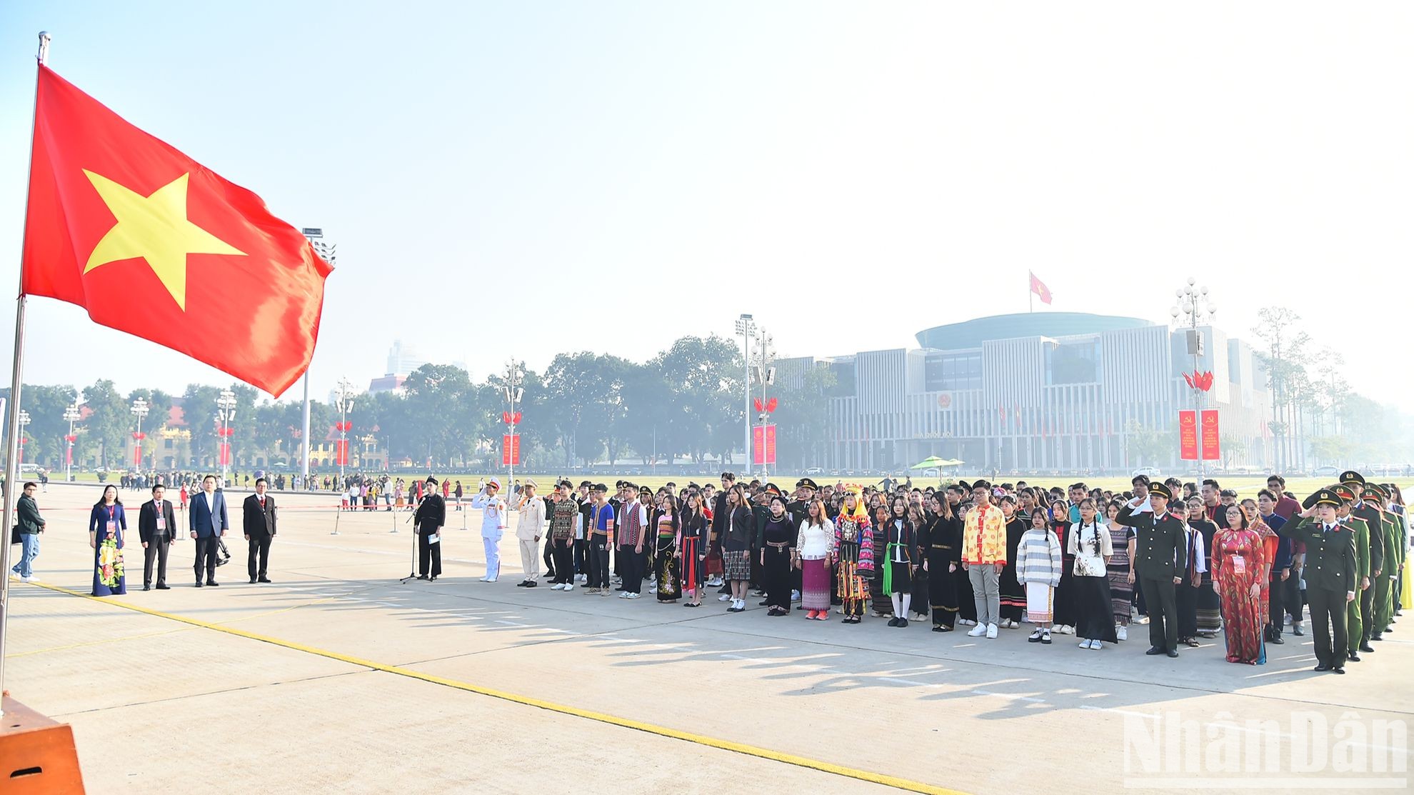 Đoàn học sinh, sinh viên, thanh niên dân tộc thiểu số xuất sắc, tiêu biểu làm lễ báo công dâng Bác trước Lăng Chủ tịch Hồ Chí Minh.