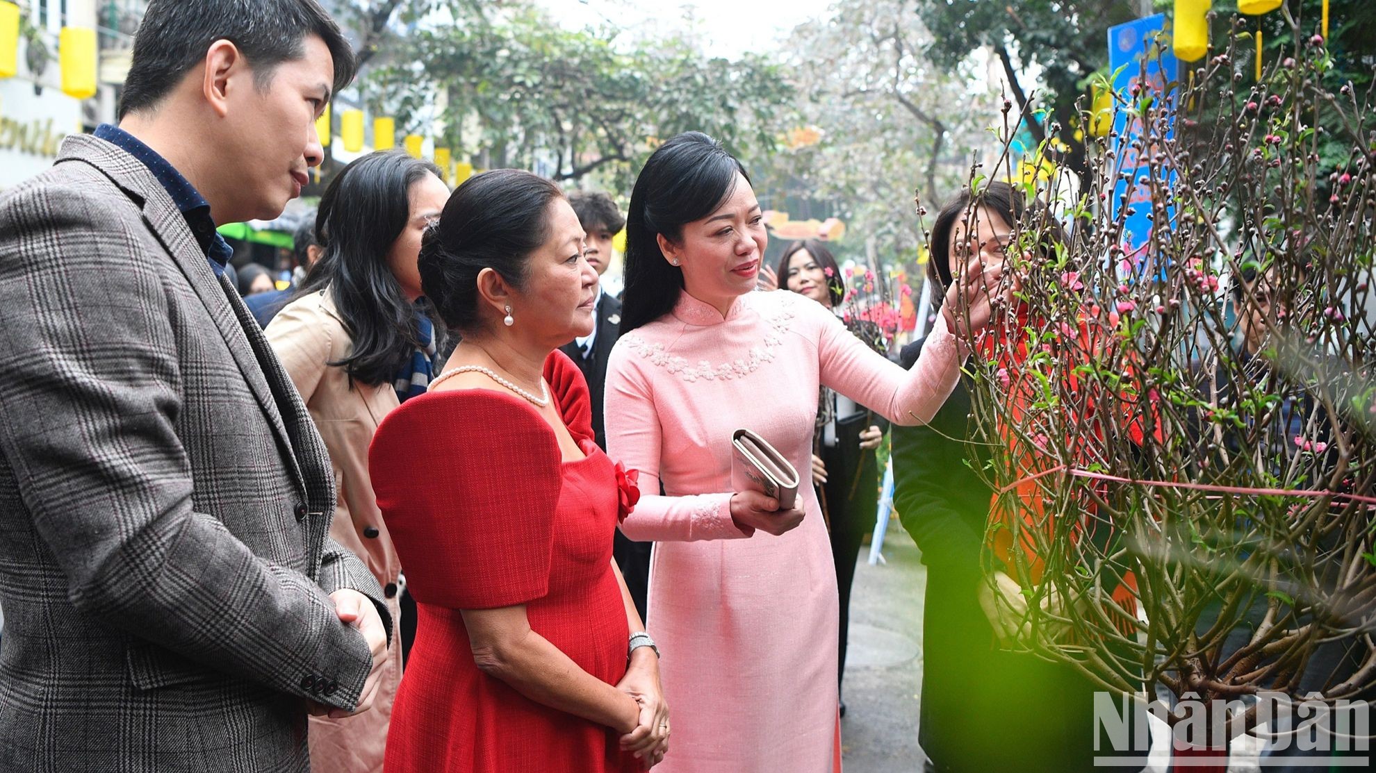 Phu nhân Chủ tịch nước Phan Thị Thanh Tâm giới thiệu với Phu nhân Tổng thống Philippines Louise Araneta Marcos về ý nghĩa của cành hoa đào ngày Tết.