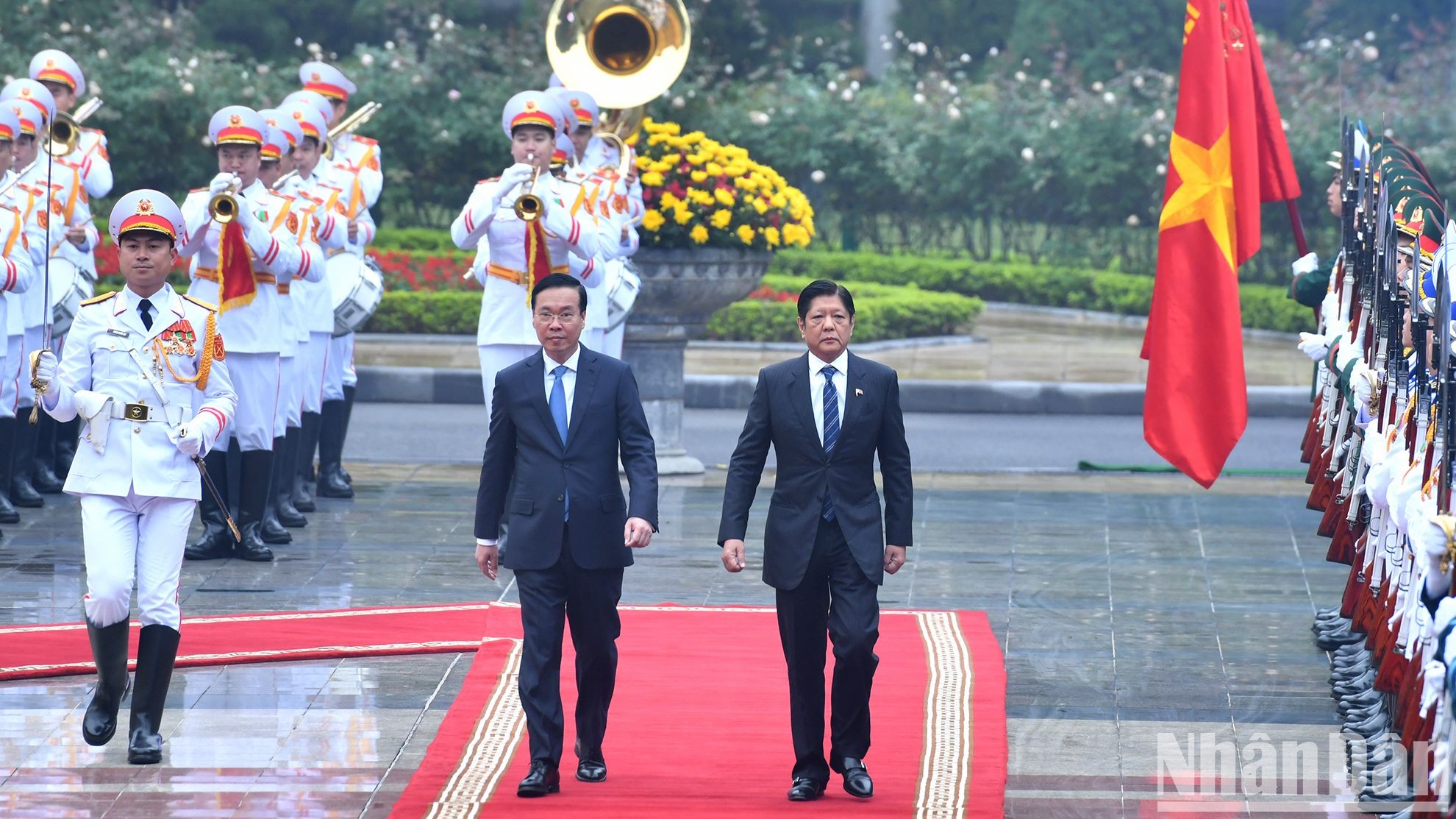 Chủ tịch nước Võ Văn Thưởng và Tổng thống Philippines Ferdinand Romualdez Marcos Jr. duyệt Đội danh dự Quân đội nhân dân Việt Nam tại lễ đón.