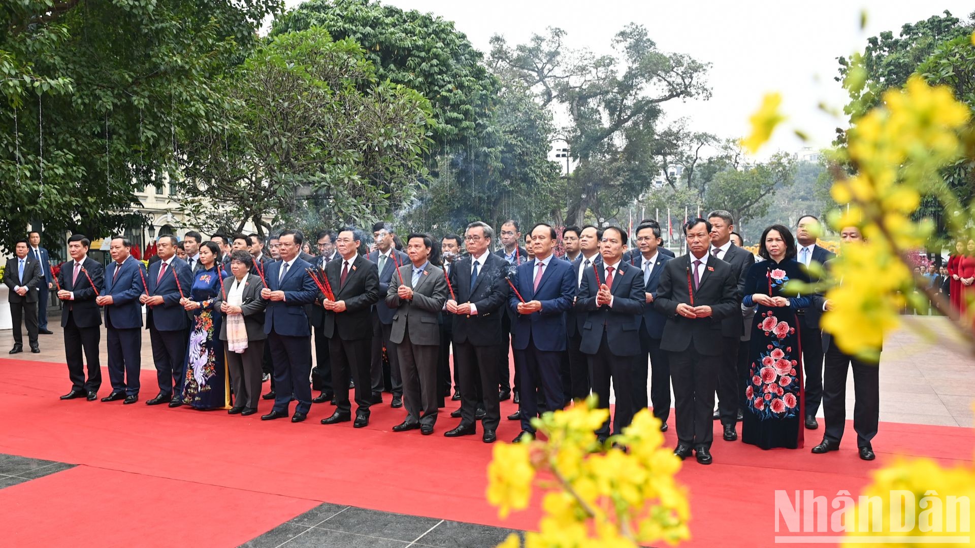 Chủ tịch Quốc hội Vương Đình Huệ và các đại biểu dâng hương trước Tượng đài Vua Lý Thái Tổ.