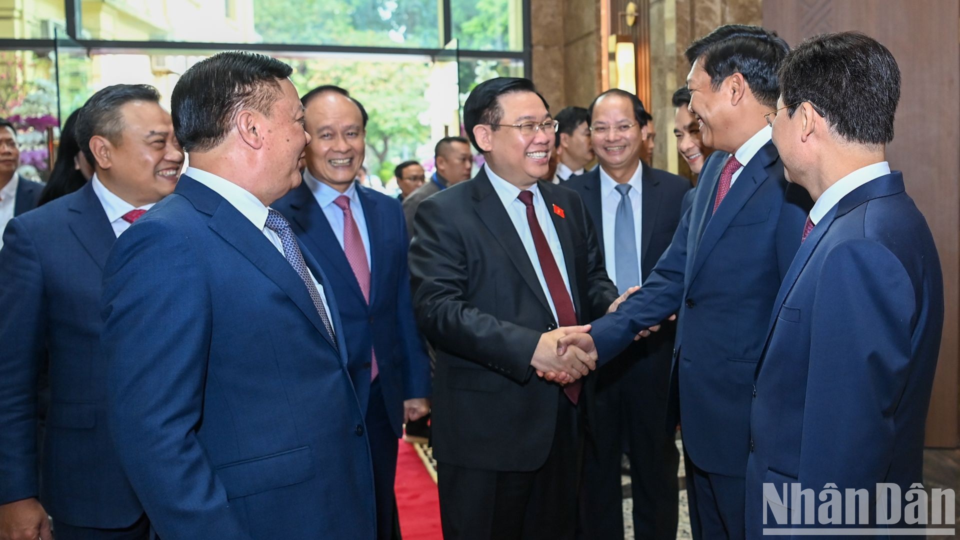 Chủ tịch Quốc hội Vương Đình Huệ với các đồng chí lãnh đạo thành phố Hà Nội.