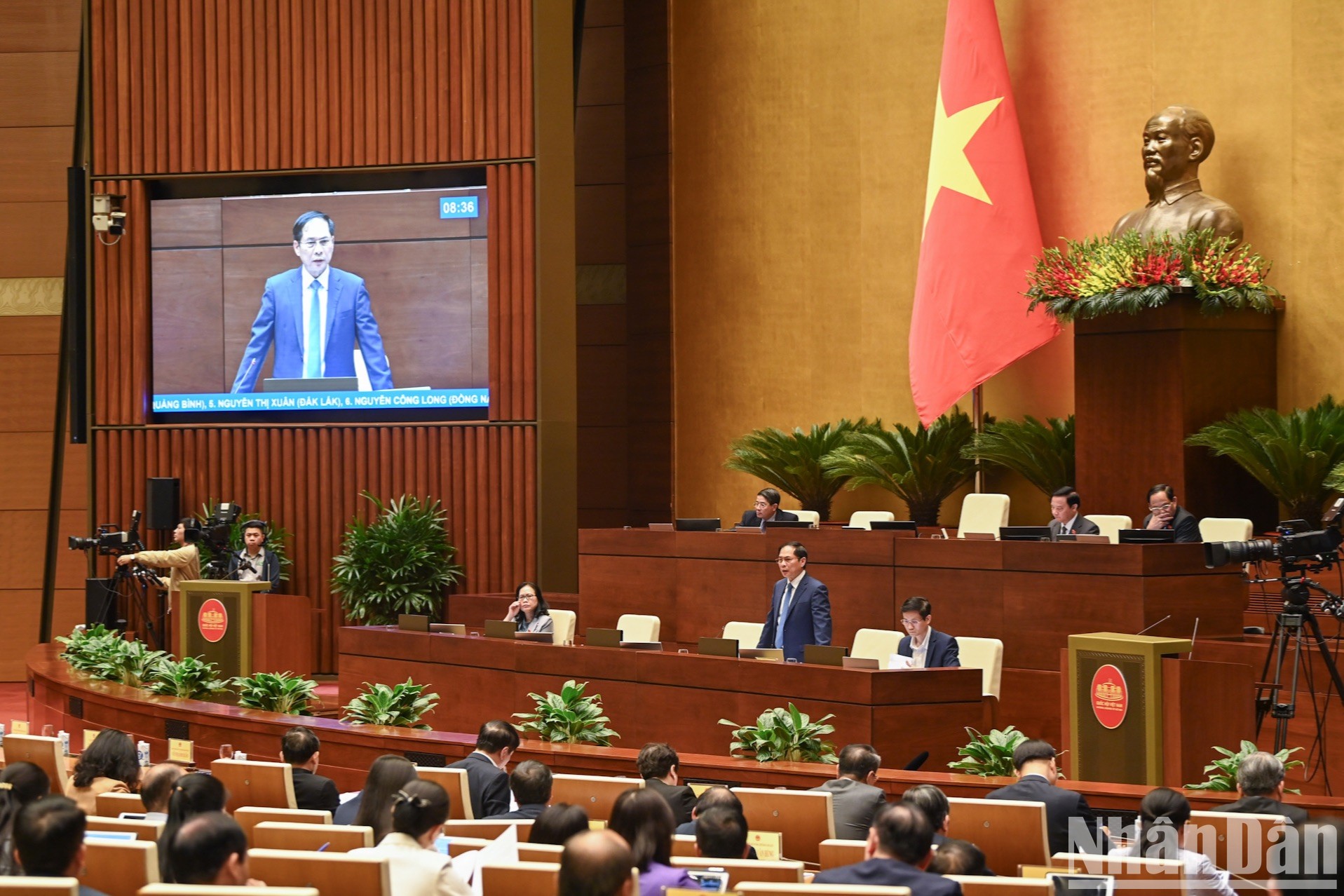 Bộ trưởng Ngoại giao Bùi Thanh Sơn trả lời chất vấn các đề đại biểu Quốc hội nêu.