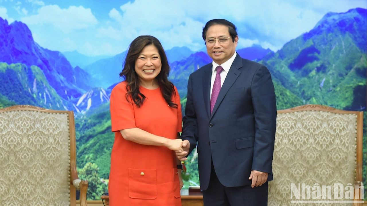 Thủ tướng Phạm Minh Chính đón bà Mary Ng, Bộ trưởng Phụ trách Phát triển kinh tế, Thương mại quốc tế và Xúc tiến xuất khẩu Canada.