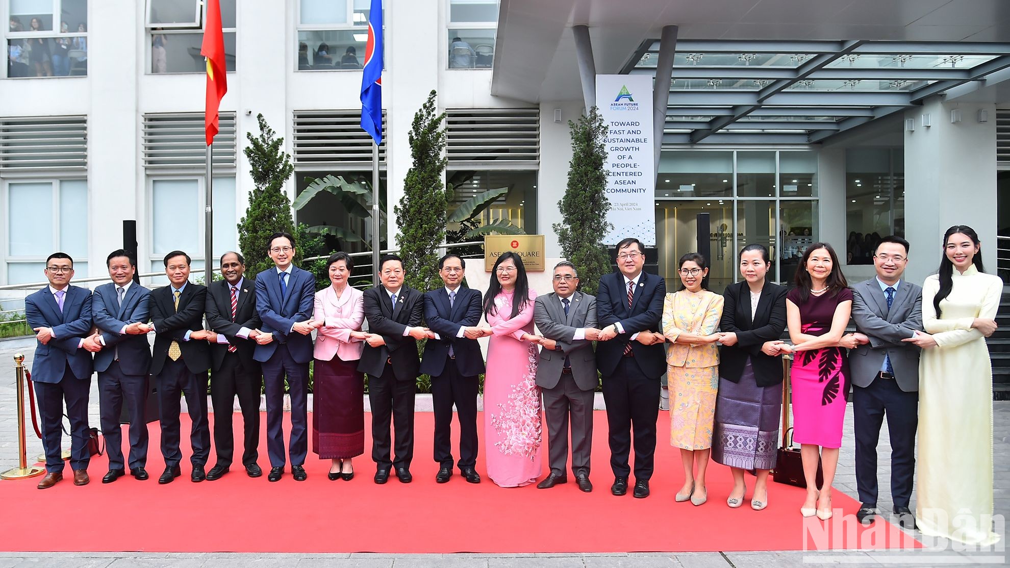 Bộ trưởng Ngoại giao Bùi Thanh Sơn và Tổng Thư ký ASEAN Kao Kim Hourn cùng các đại biểu tại Lễ cắt băng khánh thành Quảng trường ASEAN trong khuôn viên Học viện Ngoại giao.