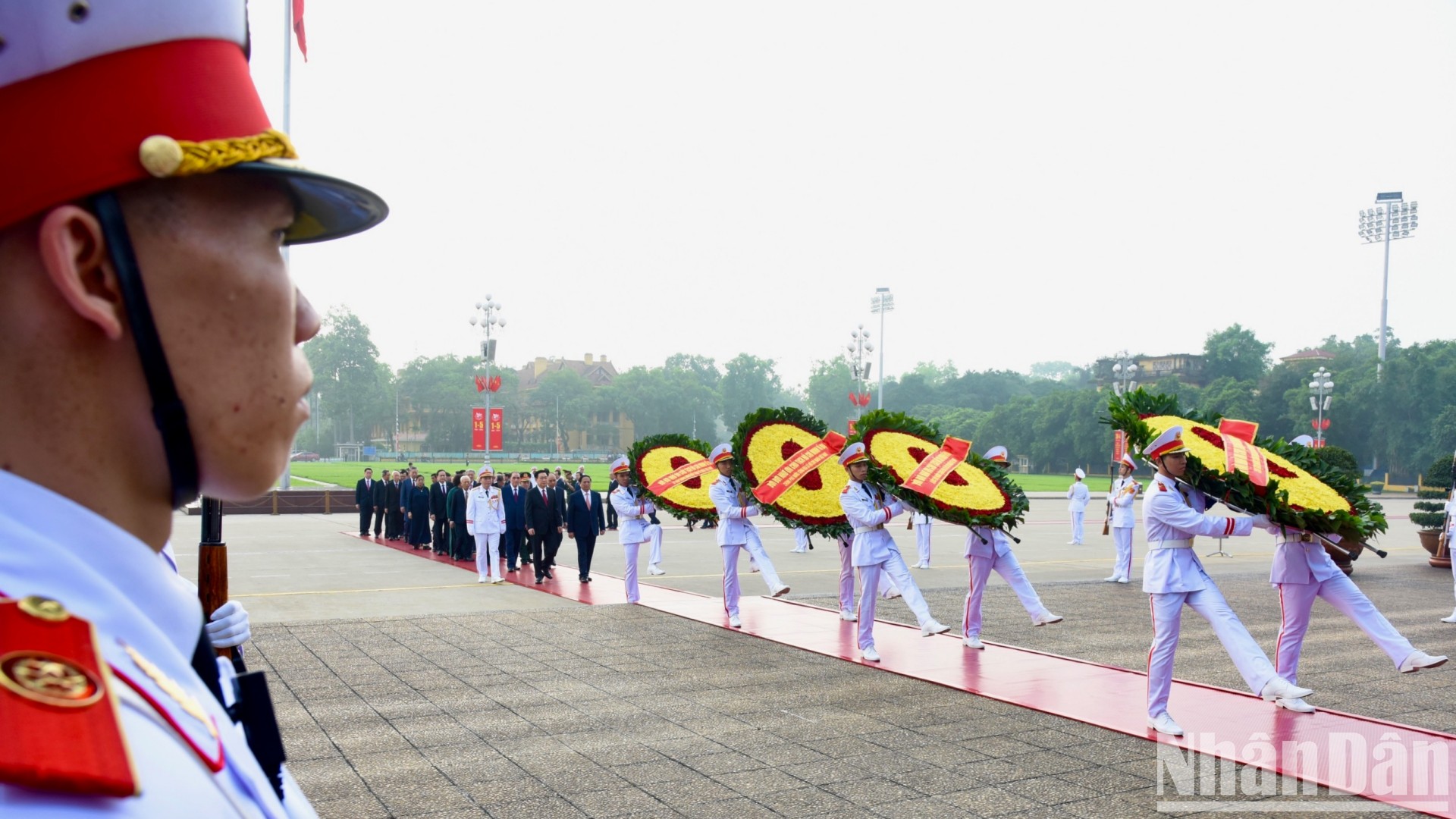 Các đồng chí lãnh đạo, nguyên lãnh đạo Đảng, Nhà nước vào Lăng viếng Chủ tịch Hồ Chí Minh, vòng hoa của đoàn mang dòng chữ “Đời đời nhớ ơn Chủ tịch Hồ Chí Minh vĩ đại”.