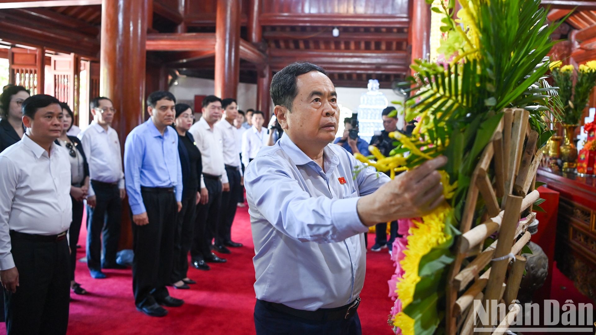 Chủ tịch Quốc hội Trần Thanh Mẫn dâng hoa tại đền thờ Chủ tịch Hồ Chí Minh tại Nghĩa trang Liệt sĩ quốc tế Việt-Lào.