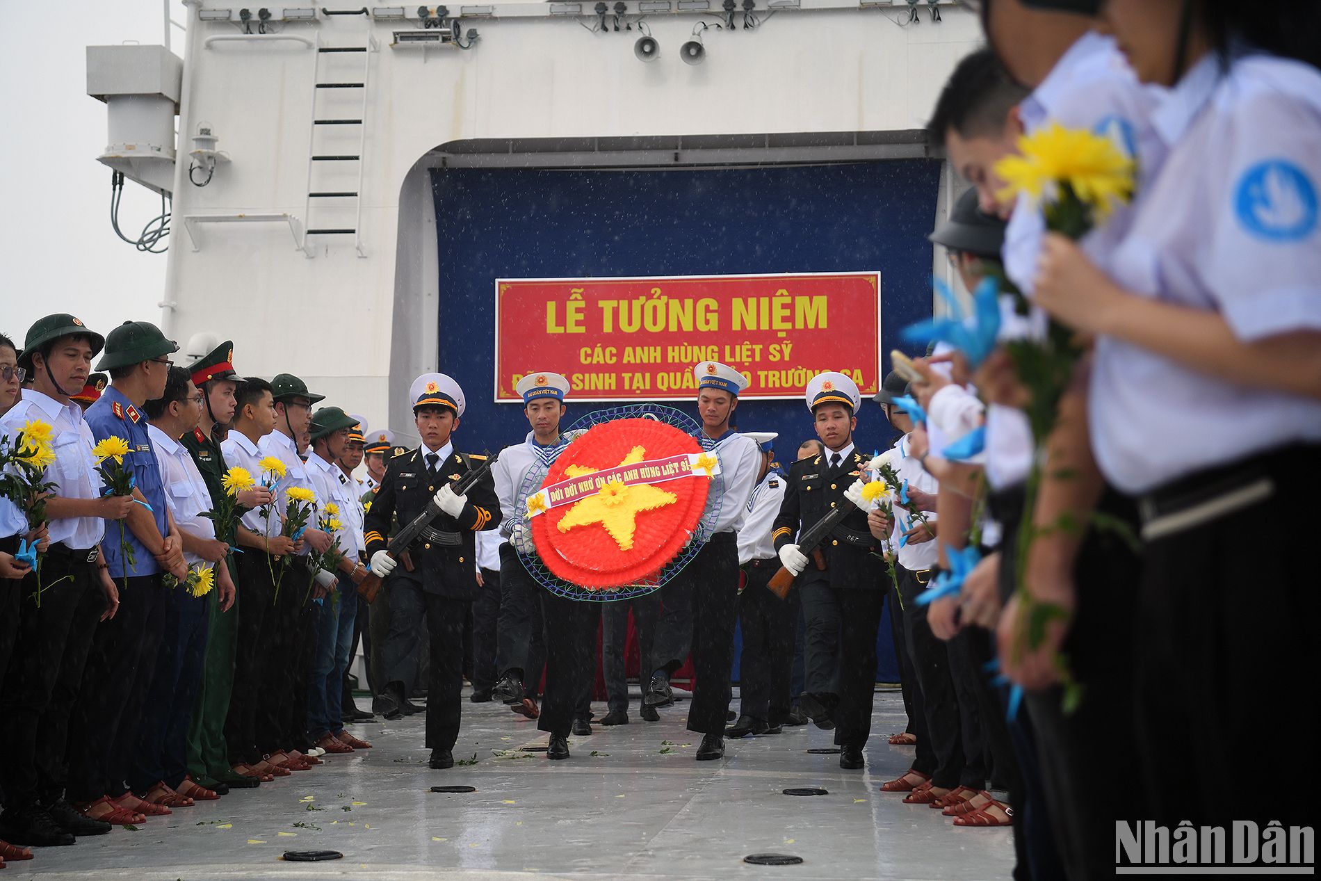 Các đại biểu thành kính, nghiêm trang dự lễ tưởng niệm các anh hùng liệt sĩ hy sinh tại quần đảo Trường Sa.