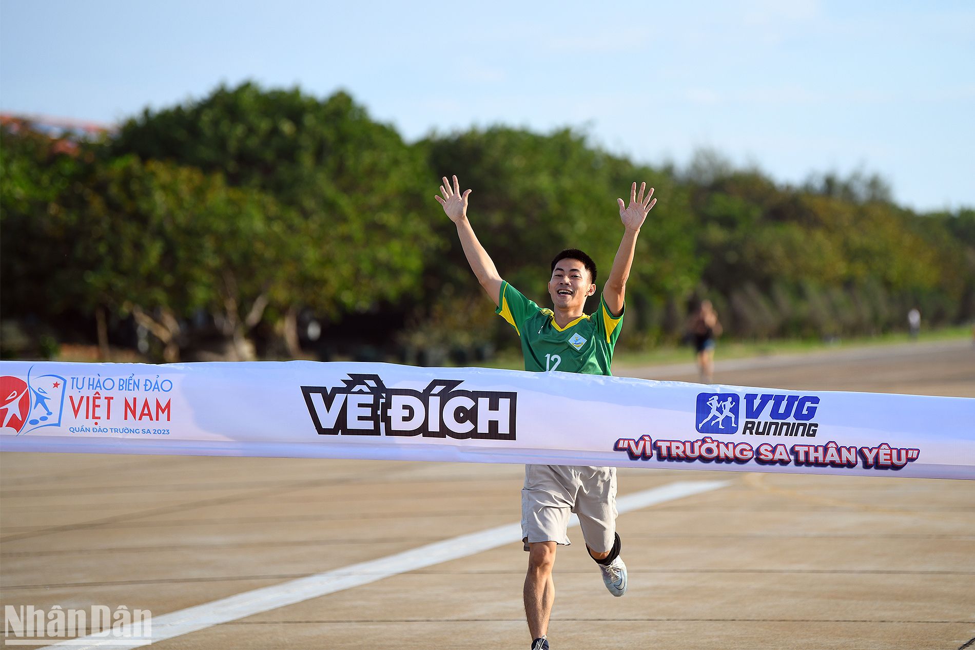Niềm vui của vận động viên cán đích đầu tiên trong giải chạy "Vì Trường Sa thân yêu".