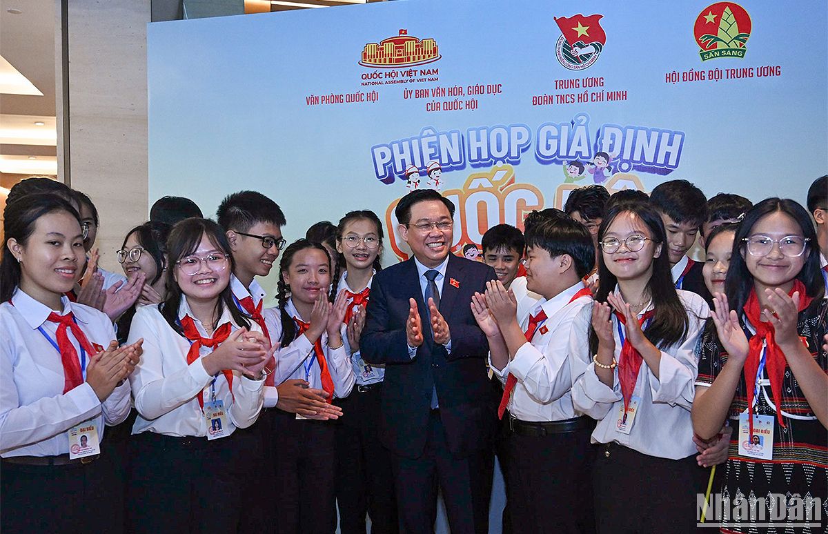 Chủ tịch Quốc hội Vương Đình Huệ và các đại biểu Phiên họp giả định "Quốc hội trẻ em" lần thứ nhất.