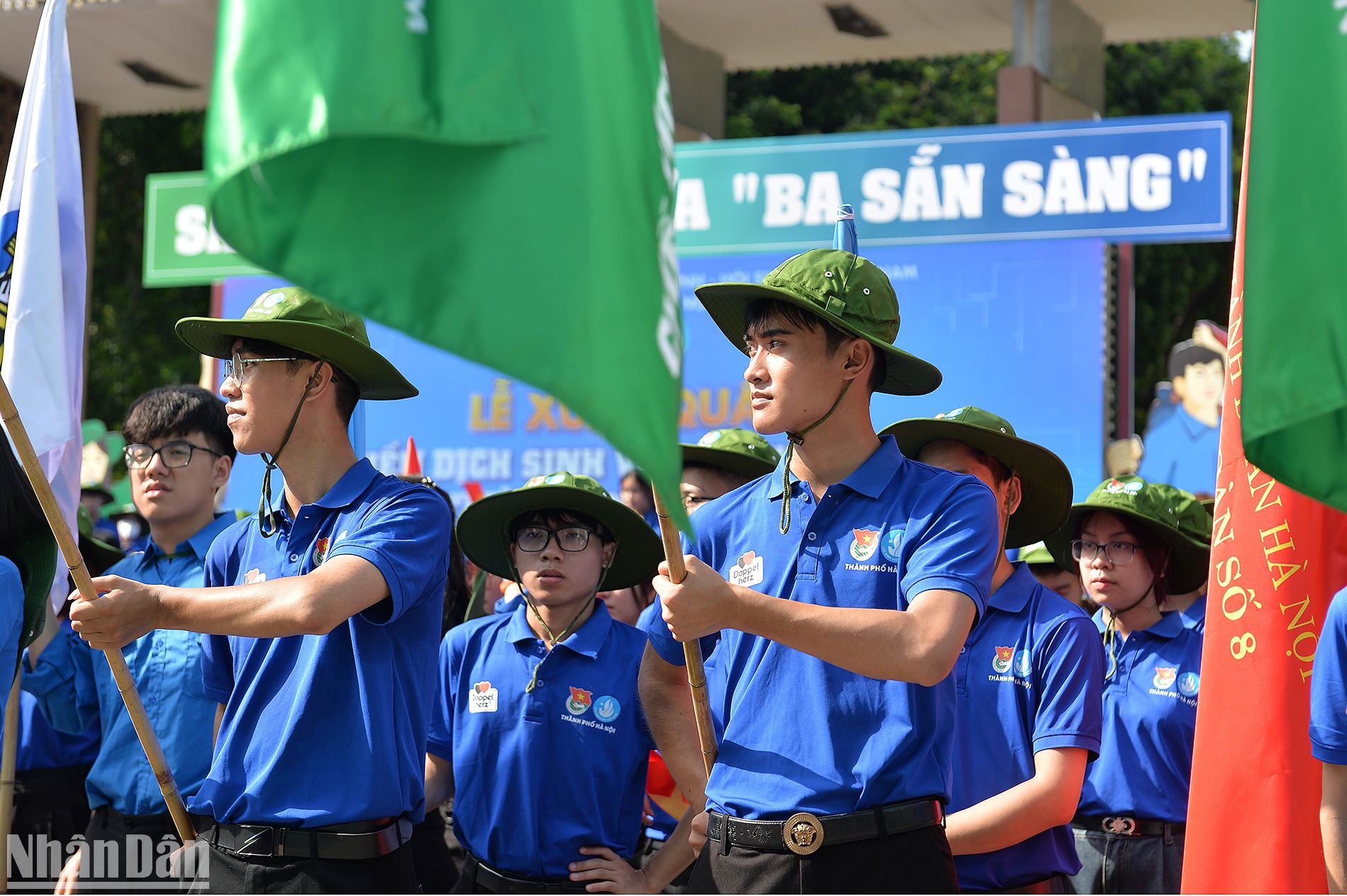 Các chiến sĩ tình nguyện "Mùa hè xanh" Thủ đô với tinh thần "Ba sẵn sàng".