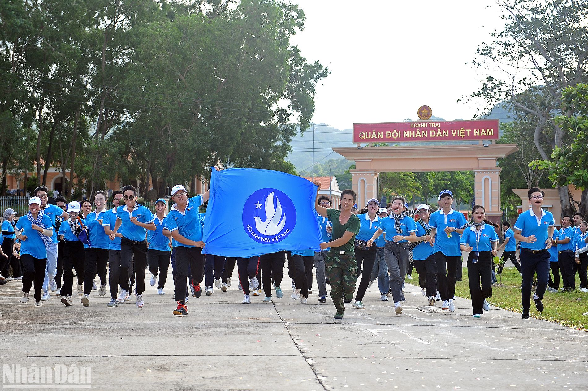 Lá cờ của Hội Sinh viên Việt Nam tung bay trong Giải chạy VUG Running trên đảo Thổ Châu.