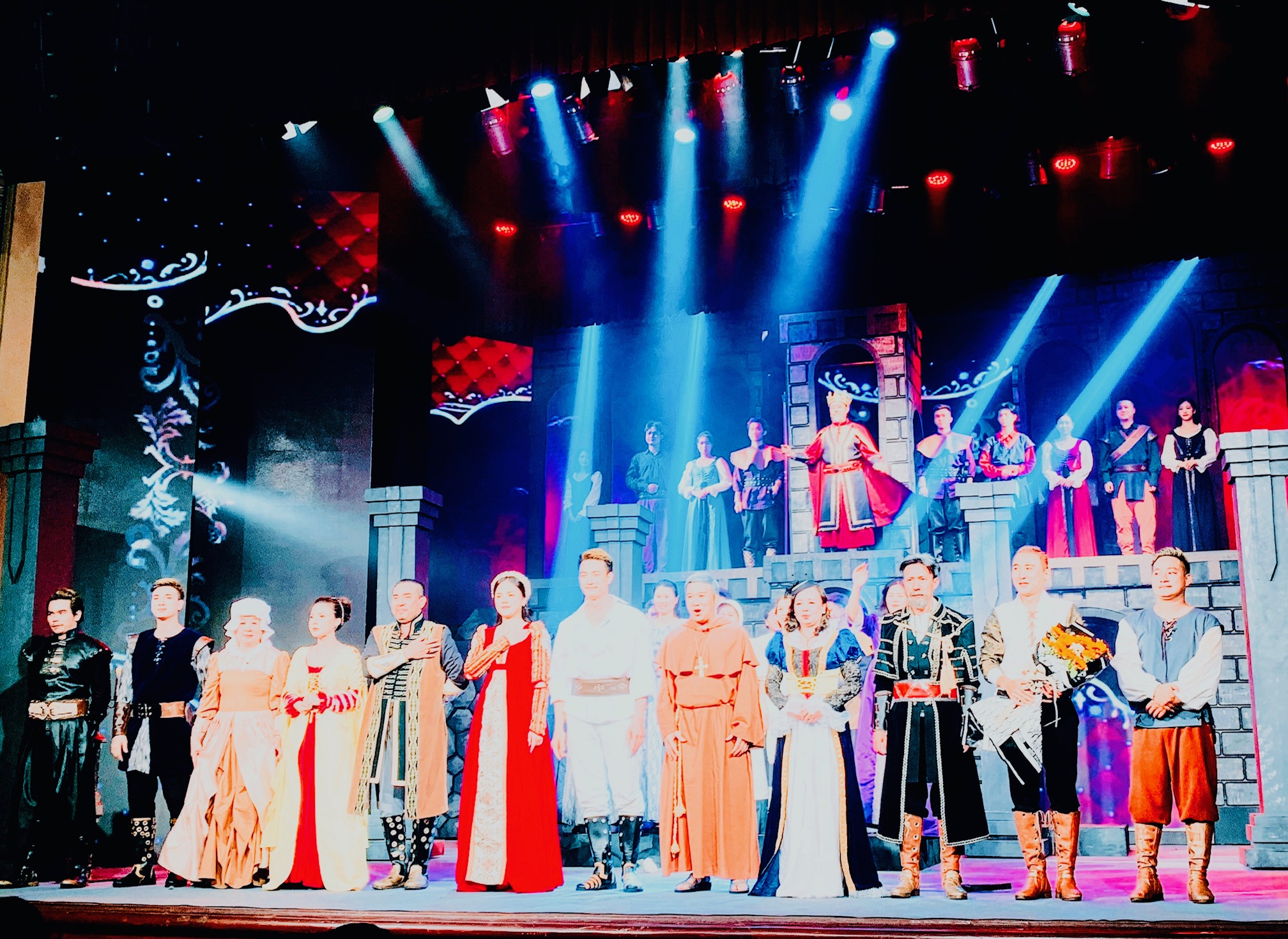 Các nghệ sĩ, diễn viên Đoàn Kịch nói Hải Phòng biểu diễn vở Romeo và Juliet tại Nhà hát thành phố Hải Phòng.