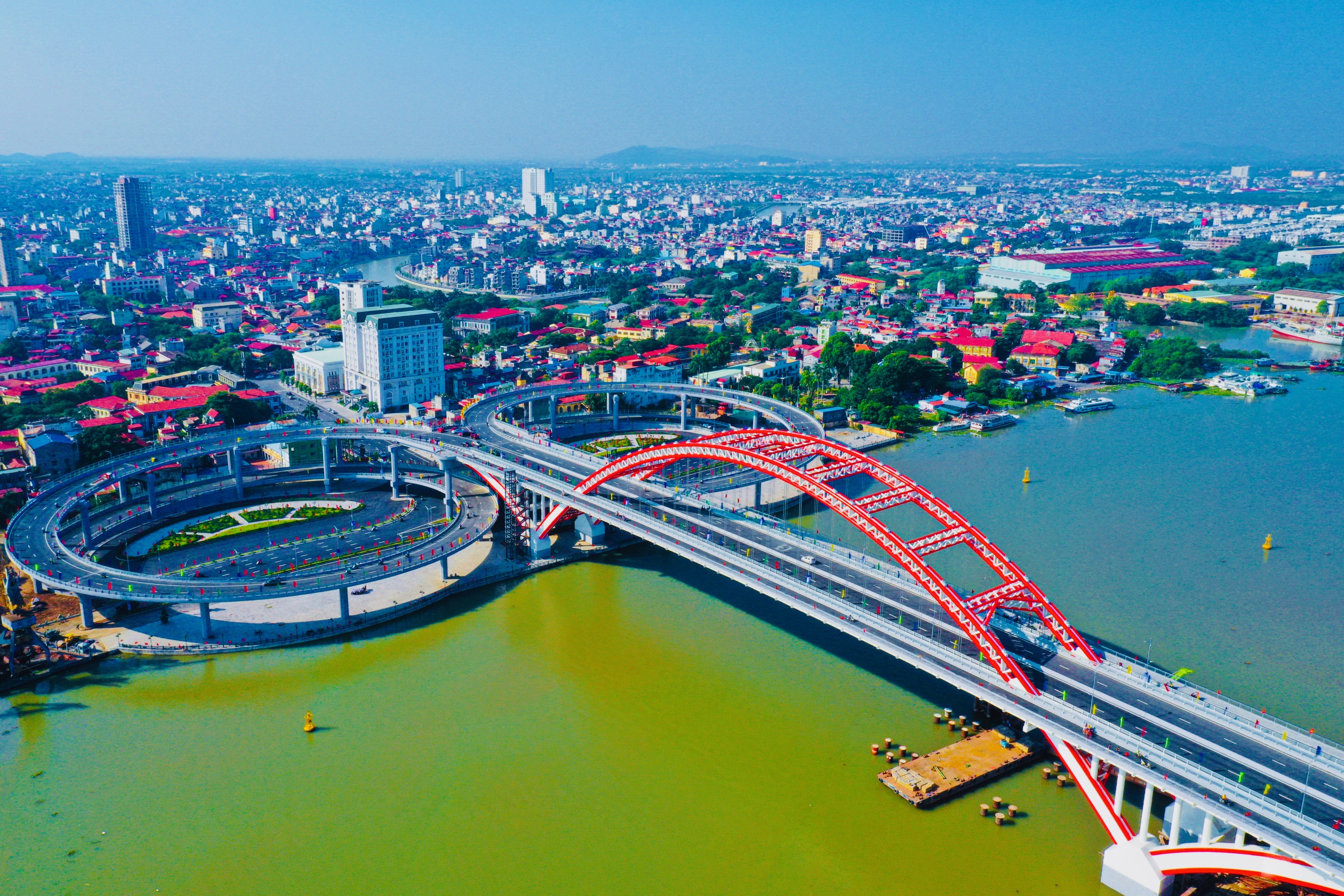 Cầu Hoàng Văn Thụ được xây dựng hoàn thành đã tạo sự kết nối quan trọng giữa nội đô Hải Phòng với đô thị Thủy Nguyên đang hình thành.