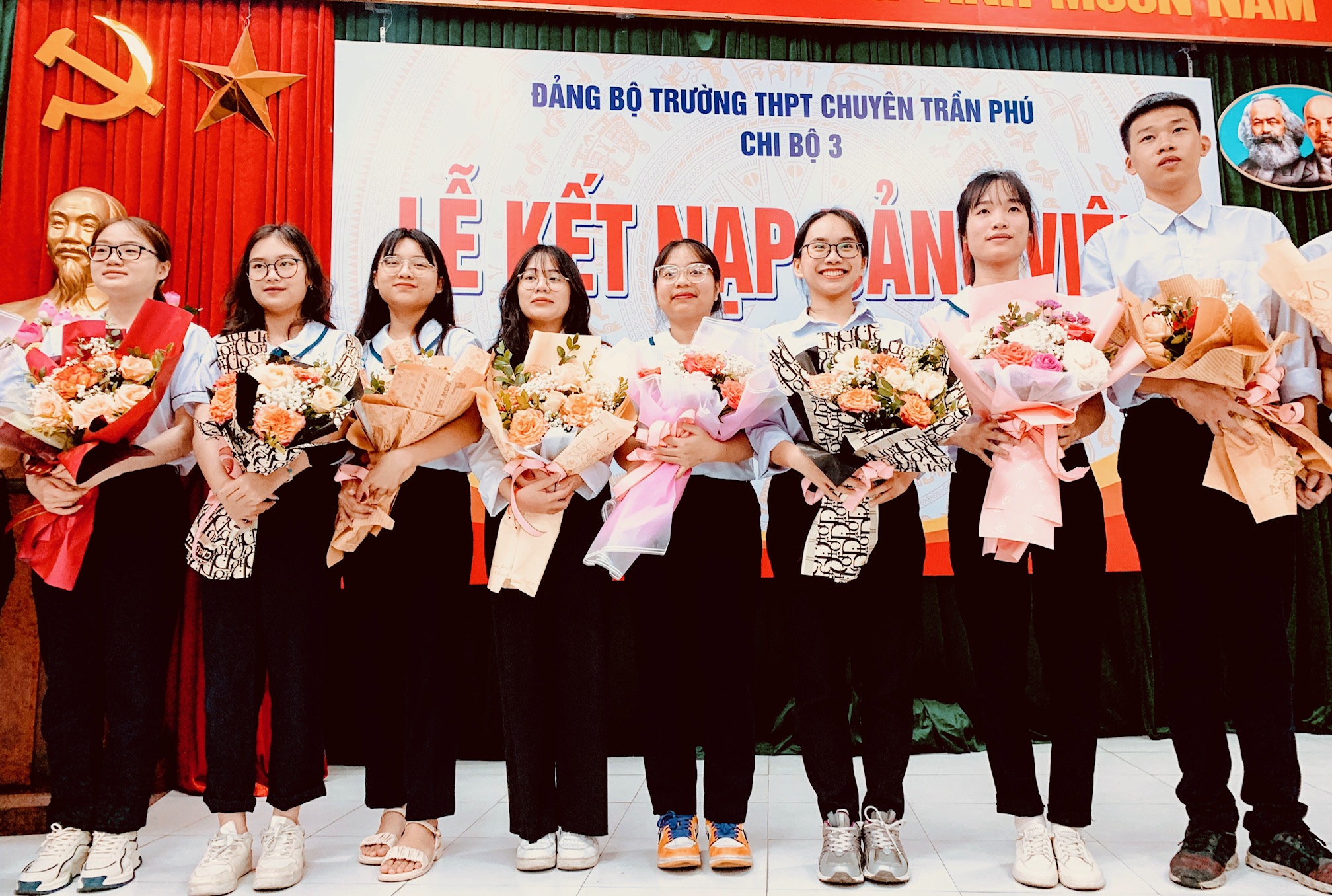 Các học sinh Trường trung học phổ thông chuyên Trần Phú vinh dự được kết nạp Đảng.