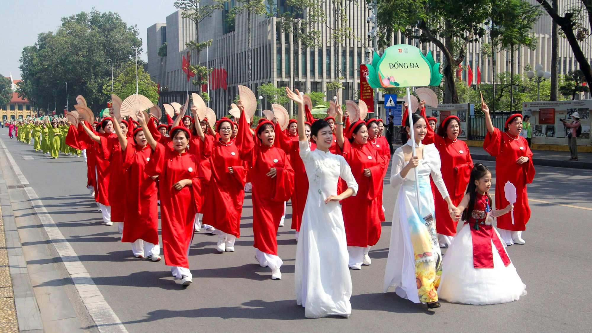 Đoàn phụ nữ quận Đống Đa diễu hành áo dài qua khu vực Lăng Chủ tịch Hồ Chí Minh.