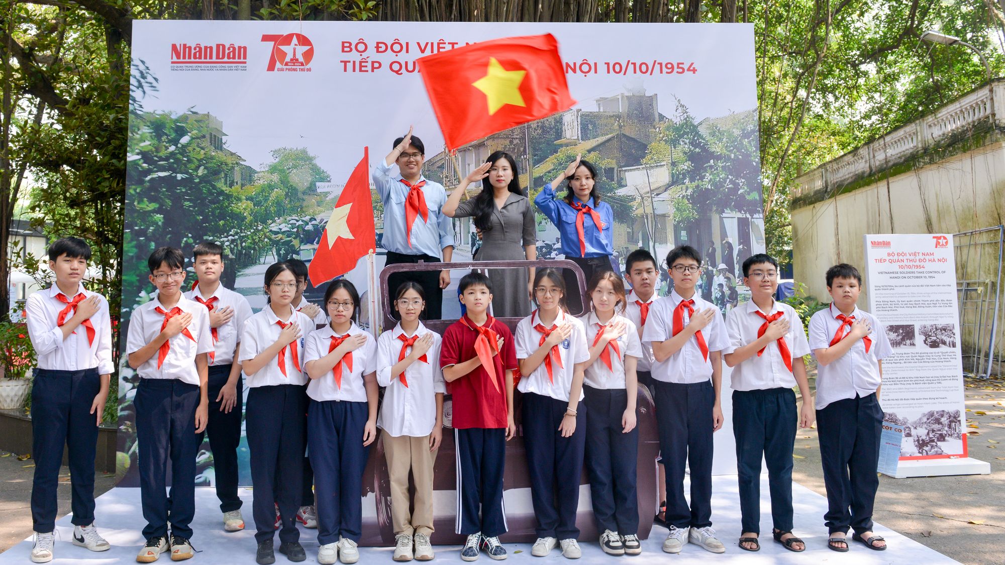 Liên chi Đoàn trường Trung học cơ sở Nguyễn Công Trứ (quận Ba Đình) và Trung học cơ sở Ngọc Thụy (quận Long Biên) tại triển lãm.