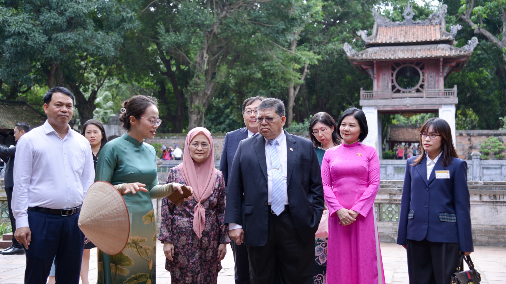 Chủ tịch Hạ viện Malaysia Tan Sri Dato’ Johari Bin Abdul và Phu nhân cùng Đoàn thăm Di tích quốc gia đặc biệt Văn Miếu-Quốc Tử Giám.