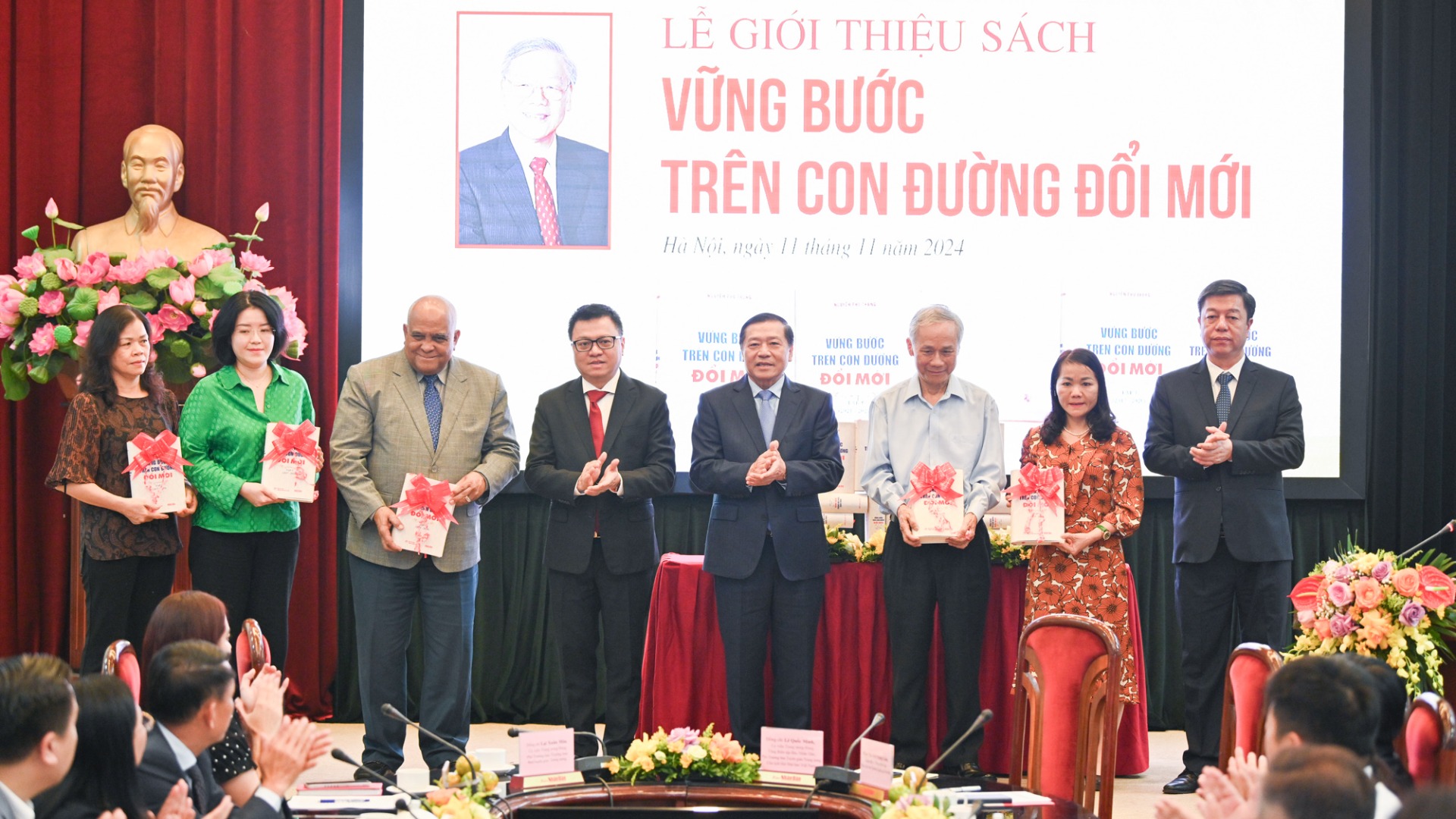 Phó Trưởng ban Thường trực Ban Tuyên giáo Trung ương Lại Xuân Môn, Tổng Biên tập Báo Nhân Dân, Phó Trưởng Ban Tuyên giáo Trung ương Lê Quốc Minh và Giám đốc, Tổng Biên tập Nhà xuất bản Chính trị quốc gia Sự thật Vũ Trọng Lâm trao sách tượng trưng tặng đại diện gia đình Tổng Bí thư Nguyễn Phú Trọng và các đơn vị.