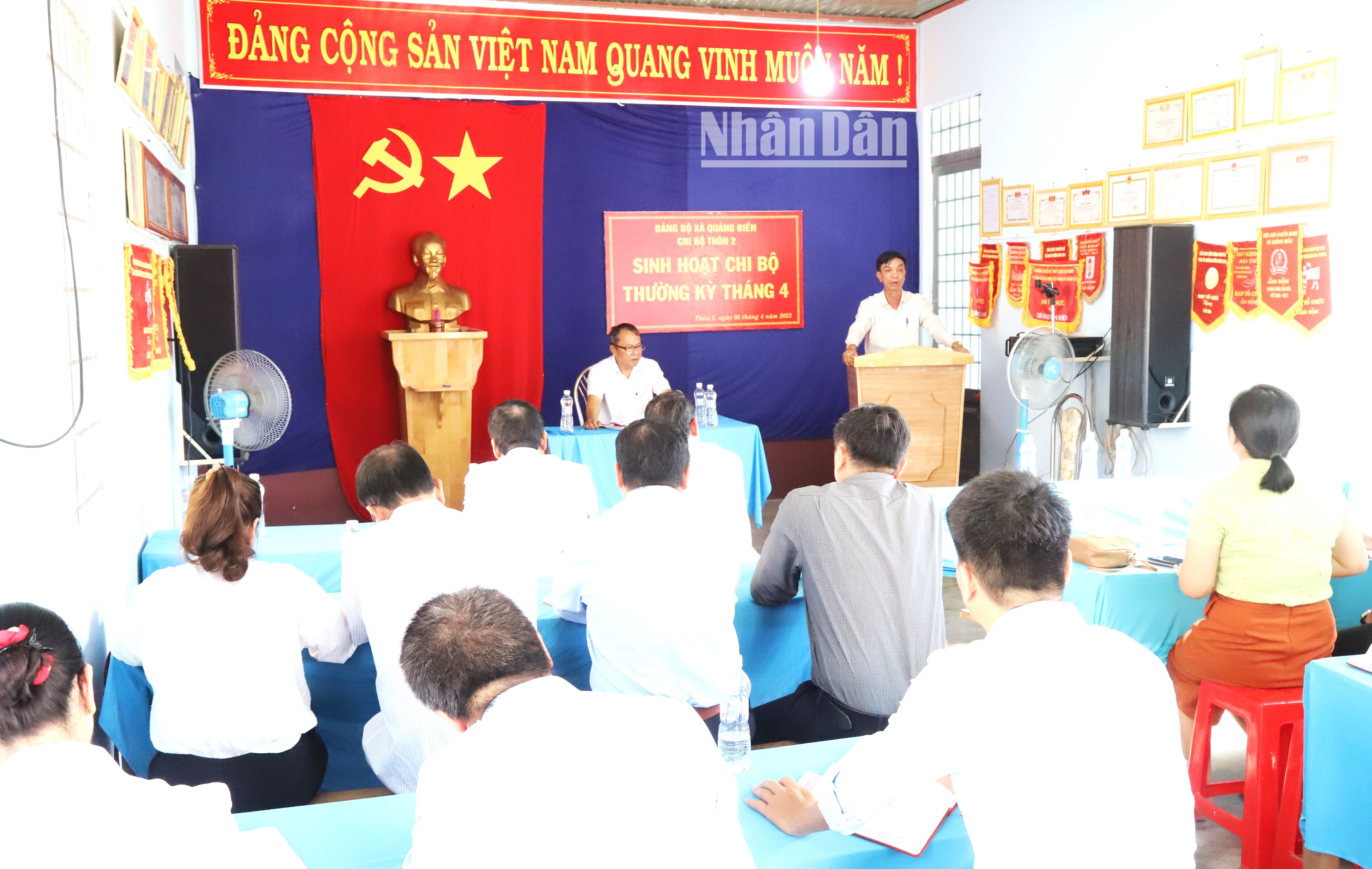 Các đồng chí trong Ban Thường vụ Huyện ủy Krông Ana về dự sinh hoạt chi bộ định kỳ tại chi bộ thôn 2, xã Quảng Điền và đóng góp ý kiến nâng cao chất lượng sinh hoạt chi bộ.