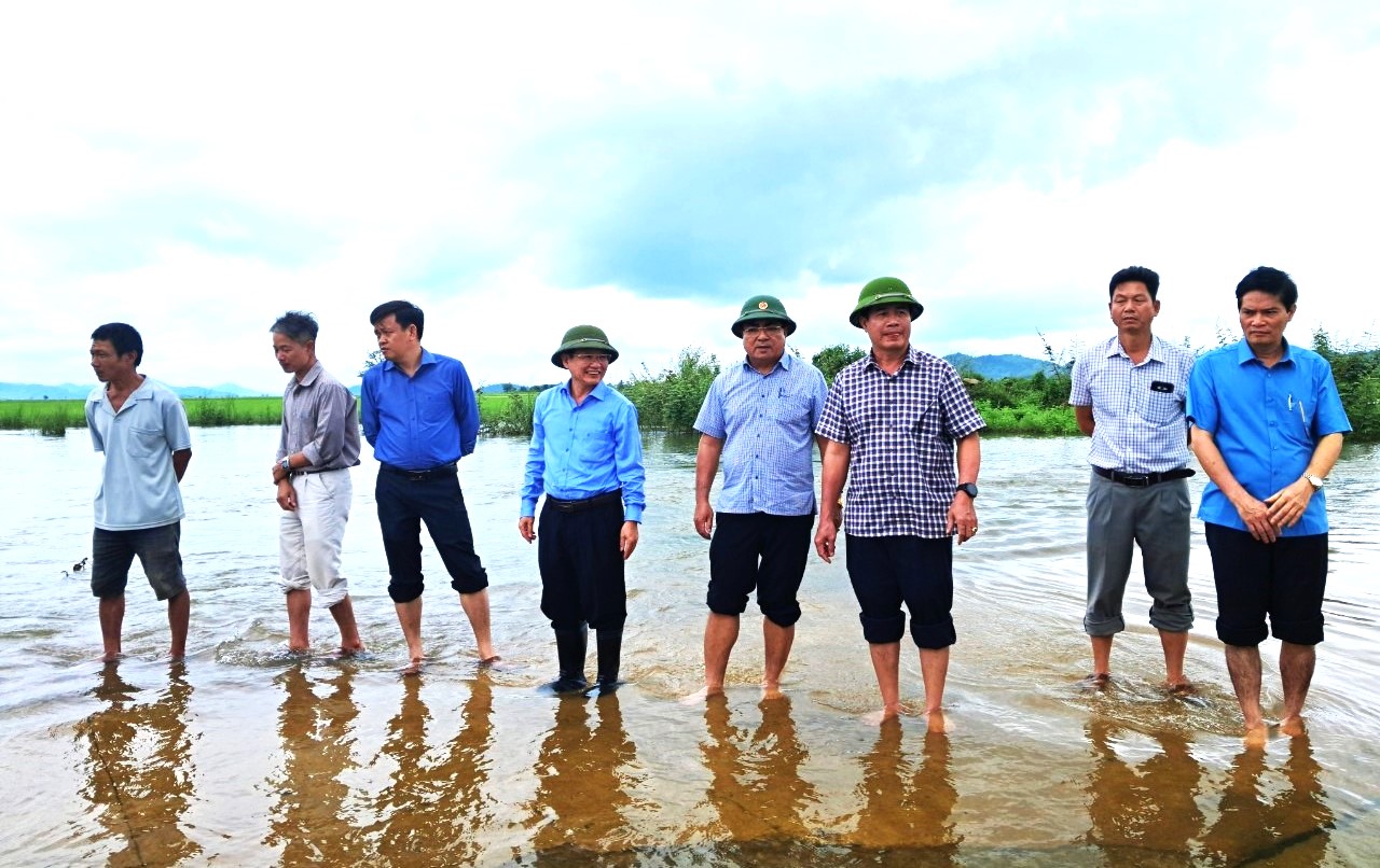 Phó Chủ tịch Ủy ban nhân dân tỉnh Đắk Lắk Nguyễn Thiên Văn (người đứng thứ 3 từ phải sang) cùng Thường trực Ban Chỉ huy phòng, chống thiên tai và tìm kiếm, cứu nạn kiểm tra công tác phòng, chống lũ lụt trên địa bàn huyện Lắk trong đợt lũ lụt vào tháng 8 vừa qua.