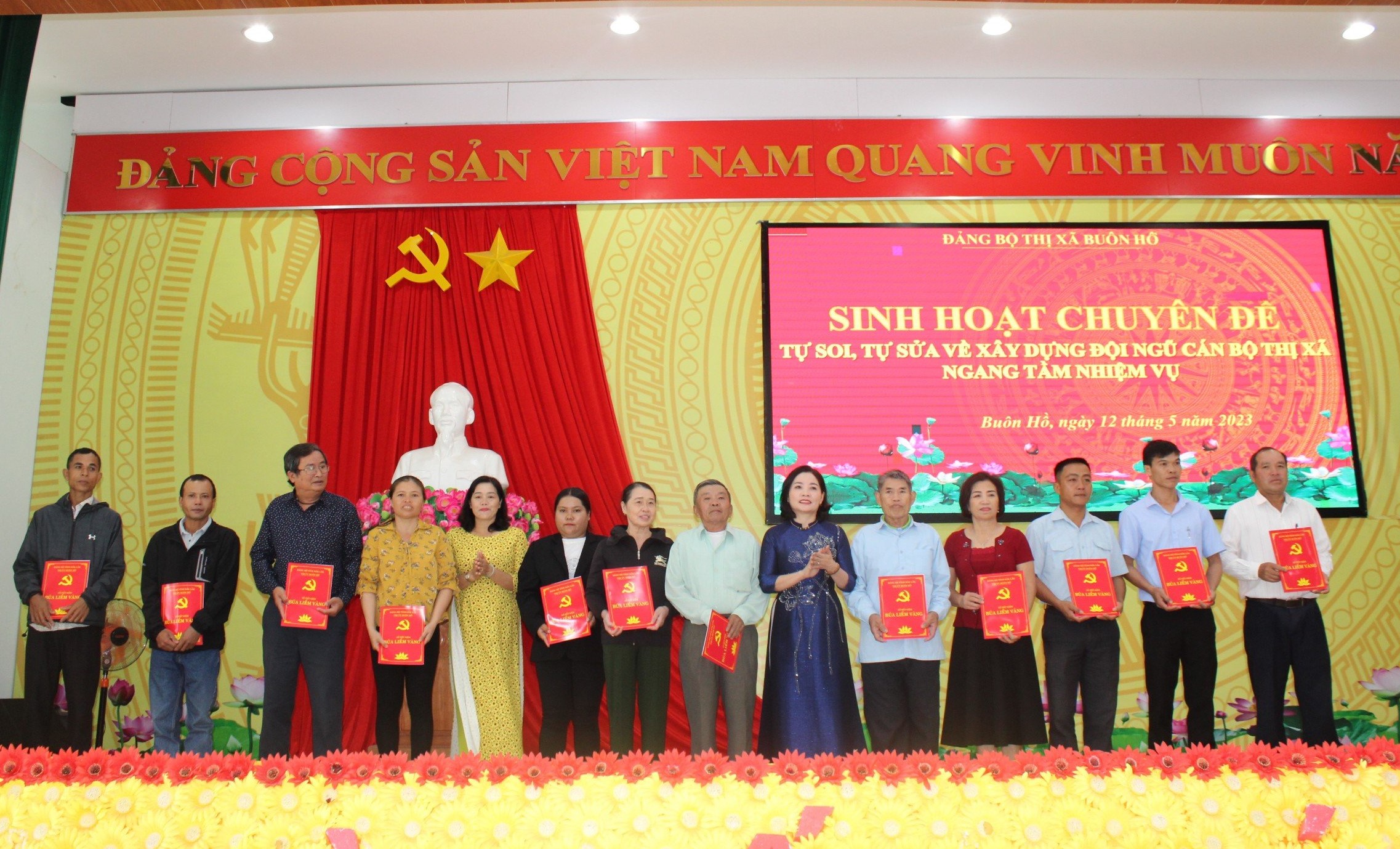 Lãnh đạo Thị ủy Buôn Hồ trao tặng "Sổ tiết kiệm Búa liềm vàng" cho các đảng viên có hoàn cảnh khó khăn.