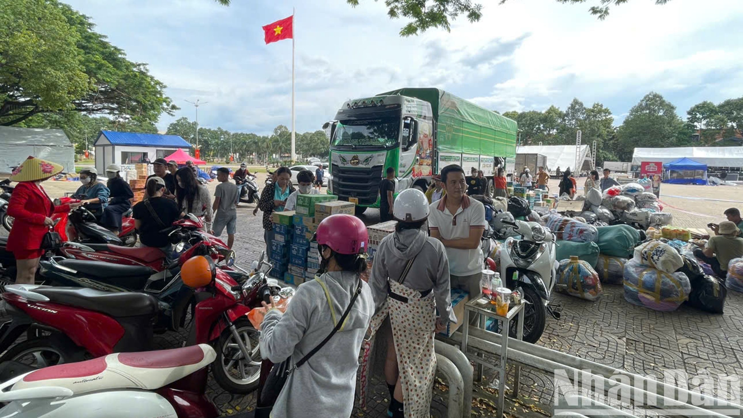 Điểm tập kết nhu yếu phẩm, hàng hóa ủng hộ đồng nhân dân vùng lũ ở các tỉnh phía Bắc tại Quảng trường 10/3 thành phố Buôn Ma Thuột.