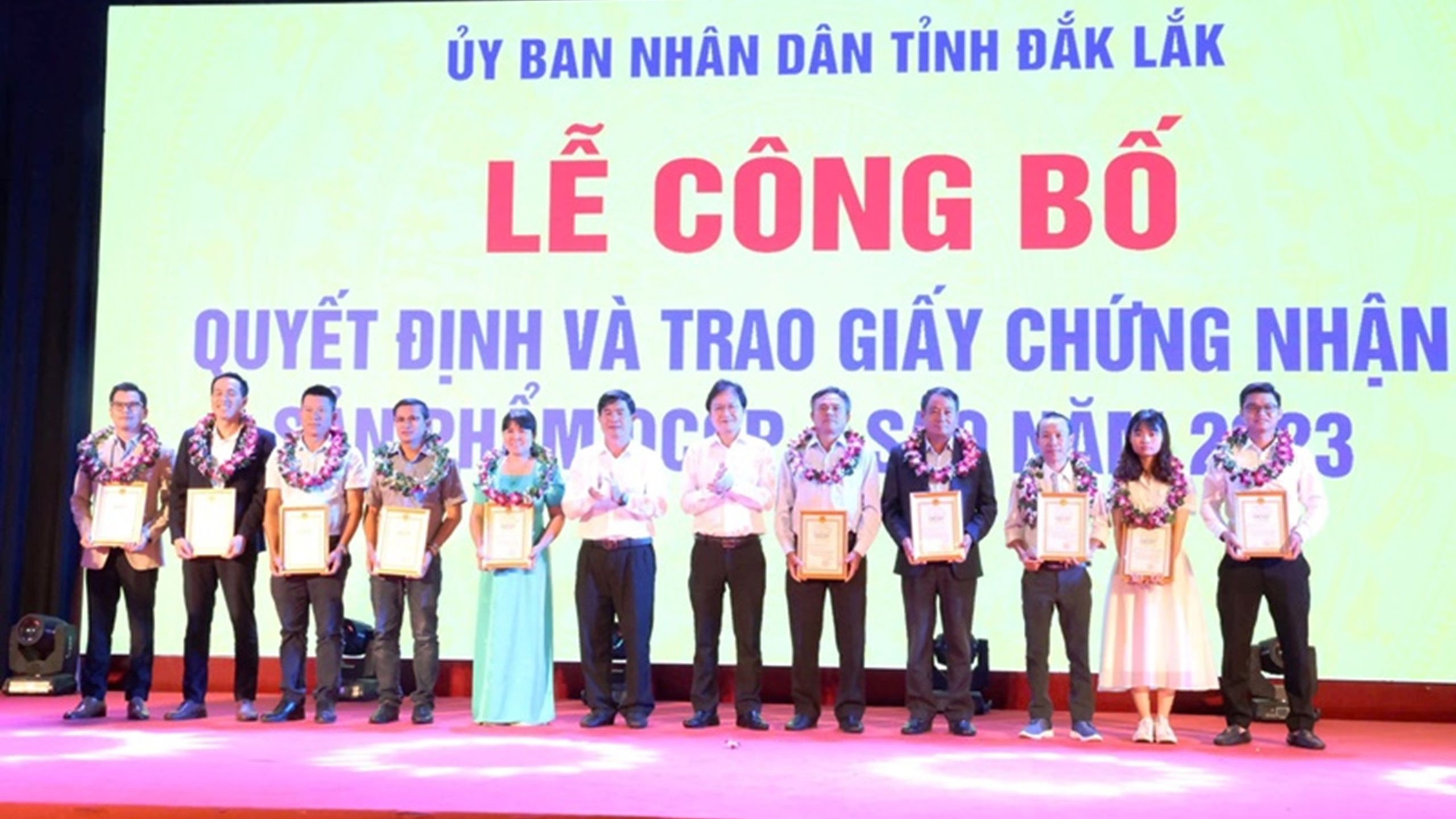 Lãnh đạo Ủy ban nhân dân tỉnh Đắk Lắk và Sở Nông nghiệp và Phát triển nông thôn trao giấy chứng nhận cho 10 chủ thể đạt 4 sao OCOP cấp tỉnh năm 2023.