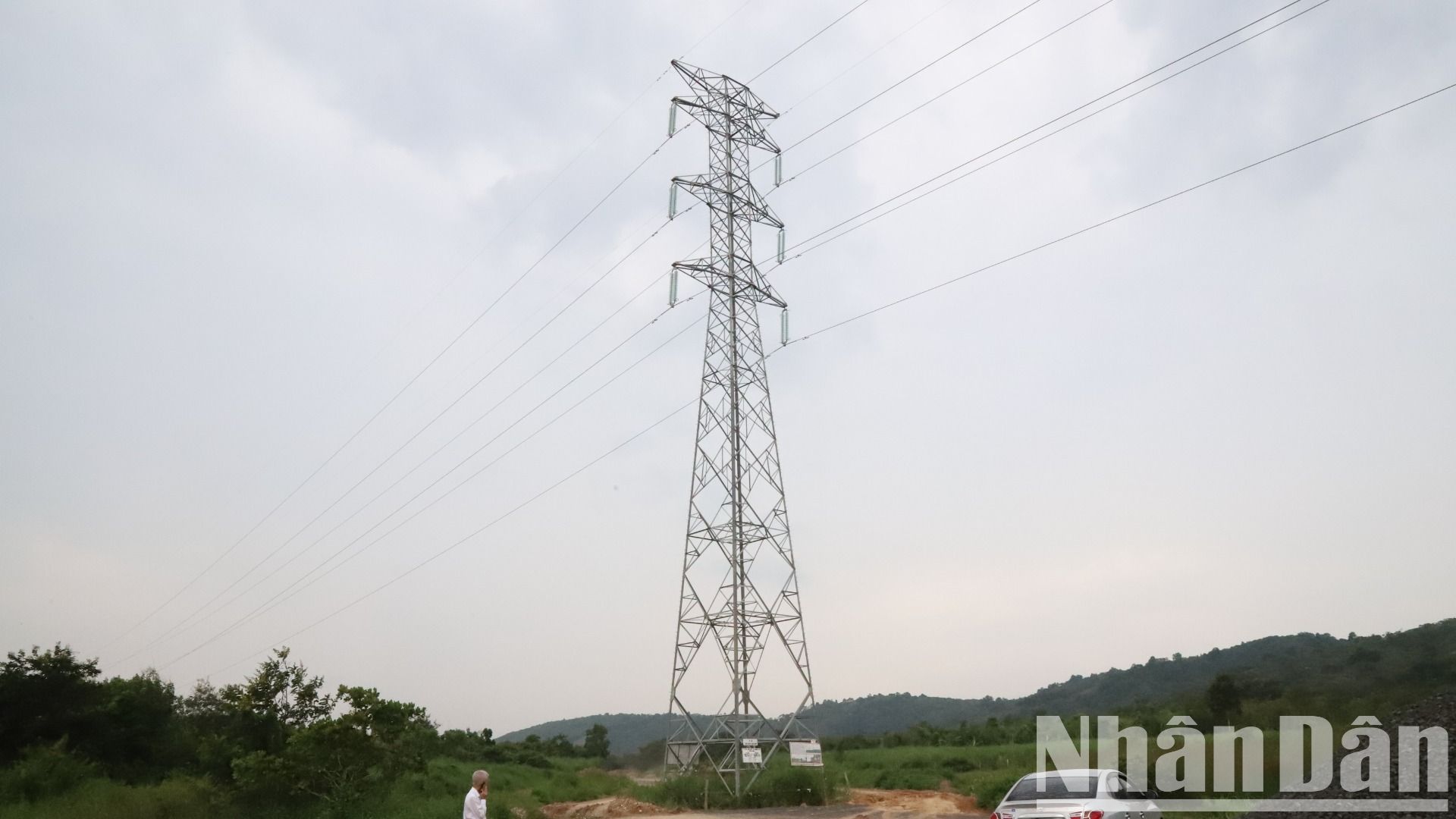 Do bị chồng lấn nên trụ điện T20 của Dự án Trạm biến áp 220kV Krông Ana được xây dựng trên đường Hồ Chí Minh đoạn tránh phía đông thành phố Buôn Ma Thuột.