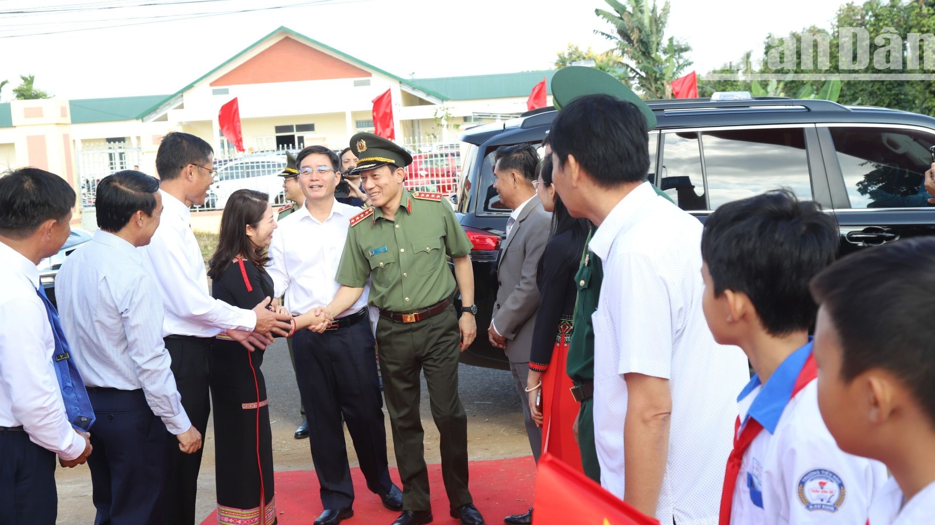 Đại tướng Lương Tam Quang thăm hỏi cán bộ và nhân dân huyện Cư Kuin.