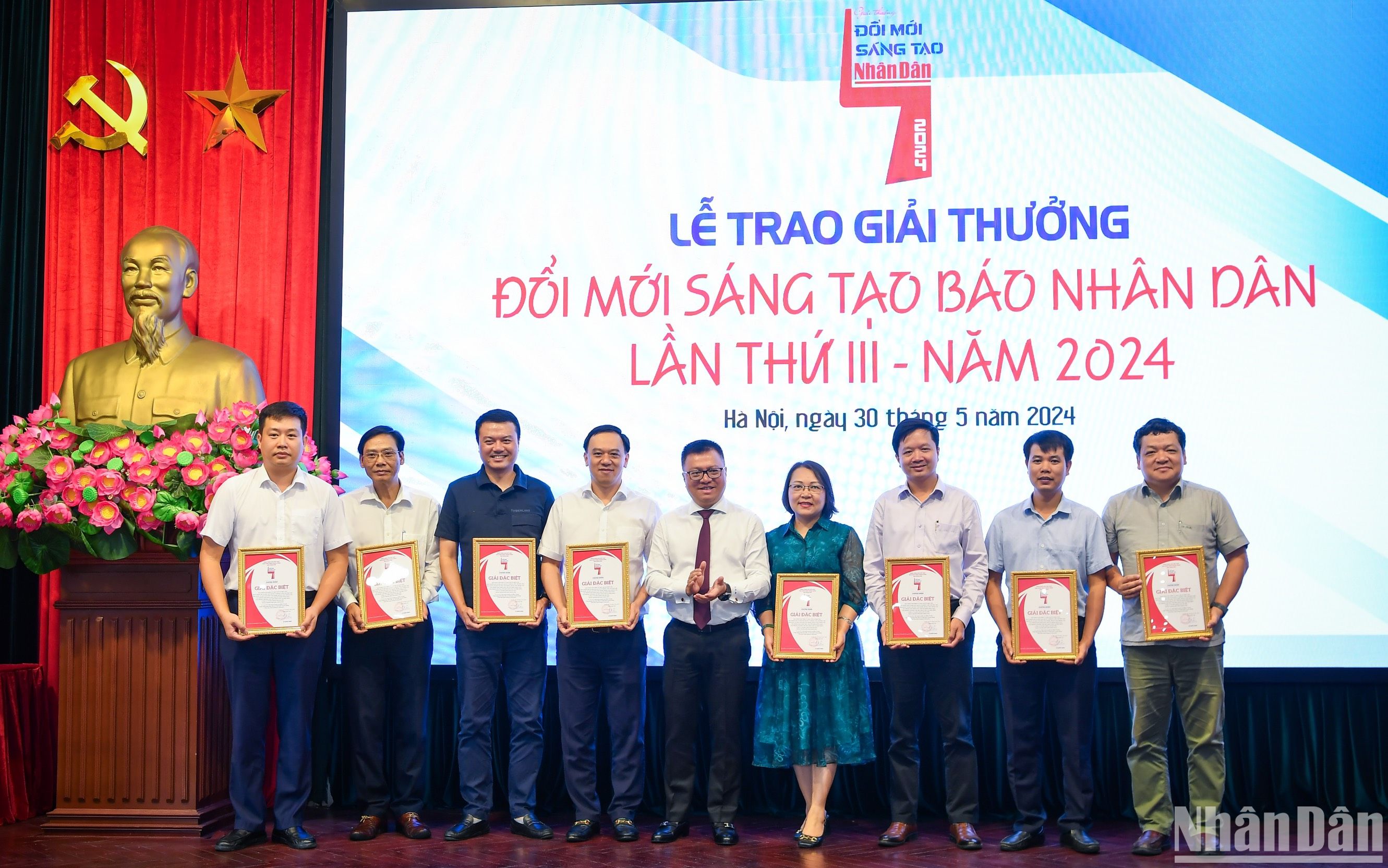 Đồng chí Lê Quốc Minh, Ủy viên Trung ương Đảng, Tổng Biên tập Báo Nhân Dân, Phó Trưởng Ban Tuyên giáo Trung ương, Chủ tịch Hội Nhà báo Việt Nam trao giải Đặc biệt cho các đơn vị đã phối hợp triển khai Đợt tuyên truyền cao điểm 70 năm Chiến thắng Điện Biên Phủ.