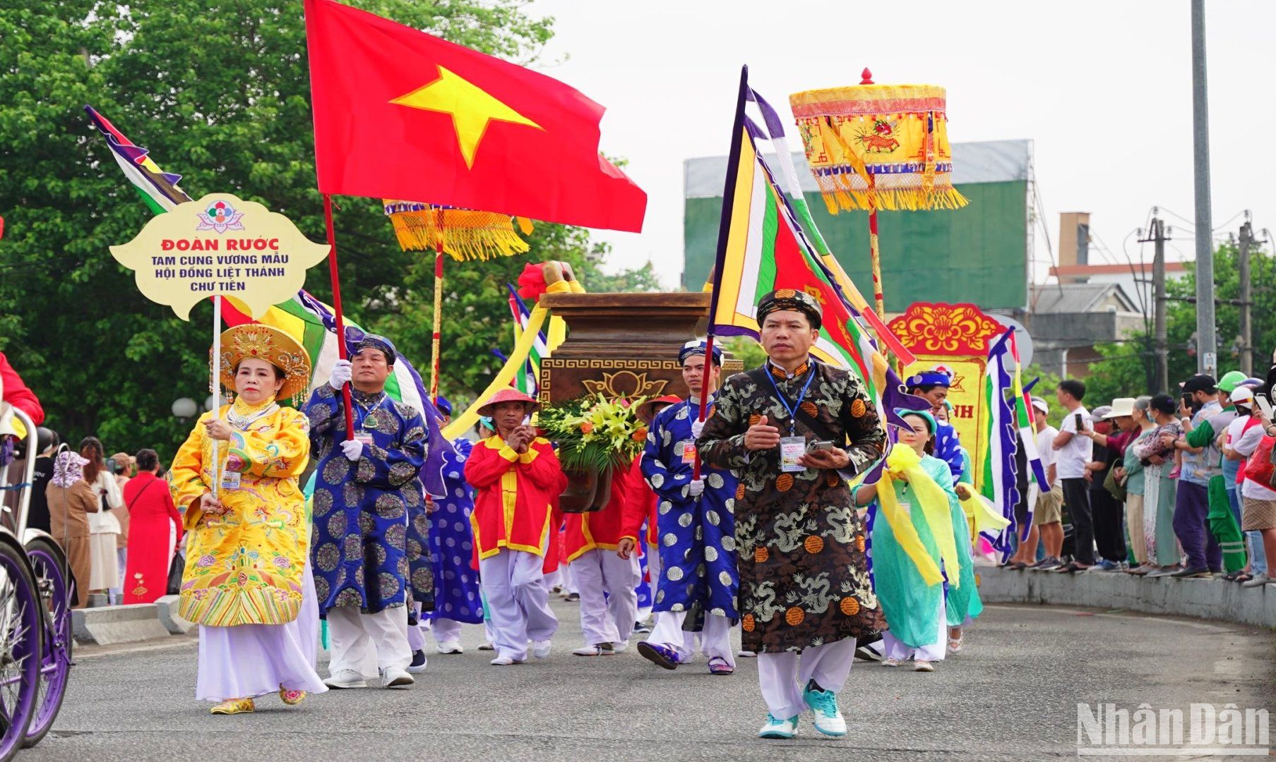 Nghinh rước Thánh Mẫu bằng đường bộ từ Thánh đường Thiên Tiên Thánh giáo đến Nghinh Lương Đình với quãng đường hơn 3km.