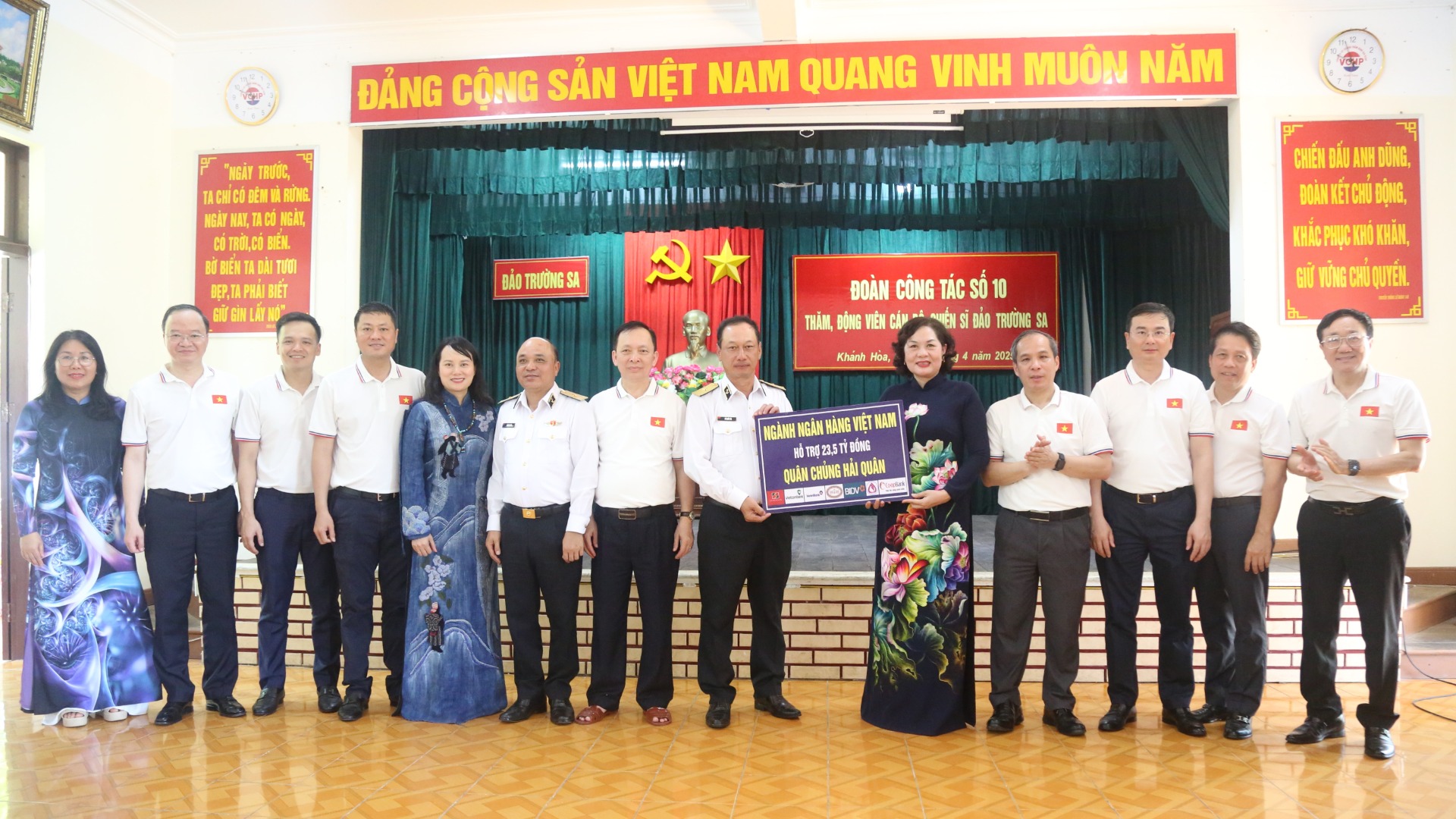 Thống đốc Ngân hàng Nhà nước Nguyễn Thị Hồng trao tặng hỗ trợ trị giá 23,5 tỷ đồng cho Quân chủng Hải quân.