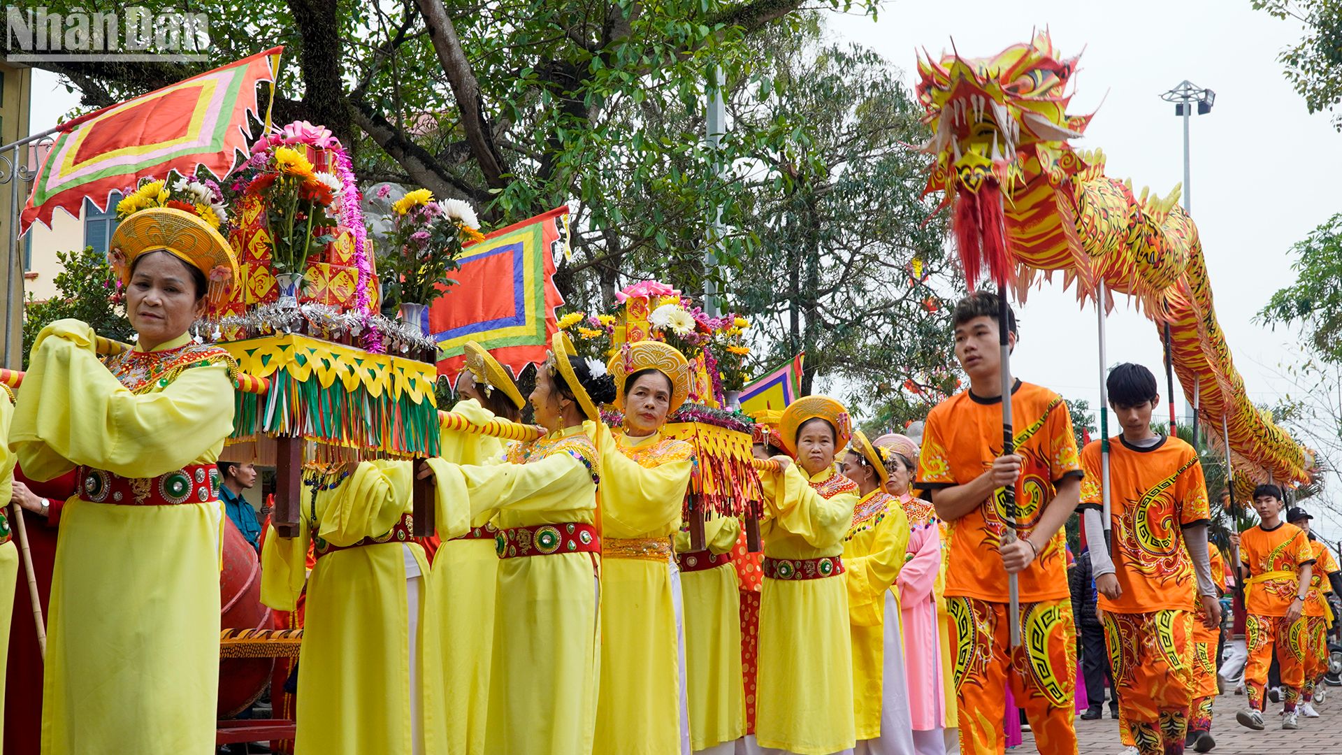 Người dân Bình Đà rước lễ vật ra Đình Nội.